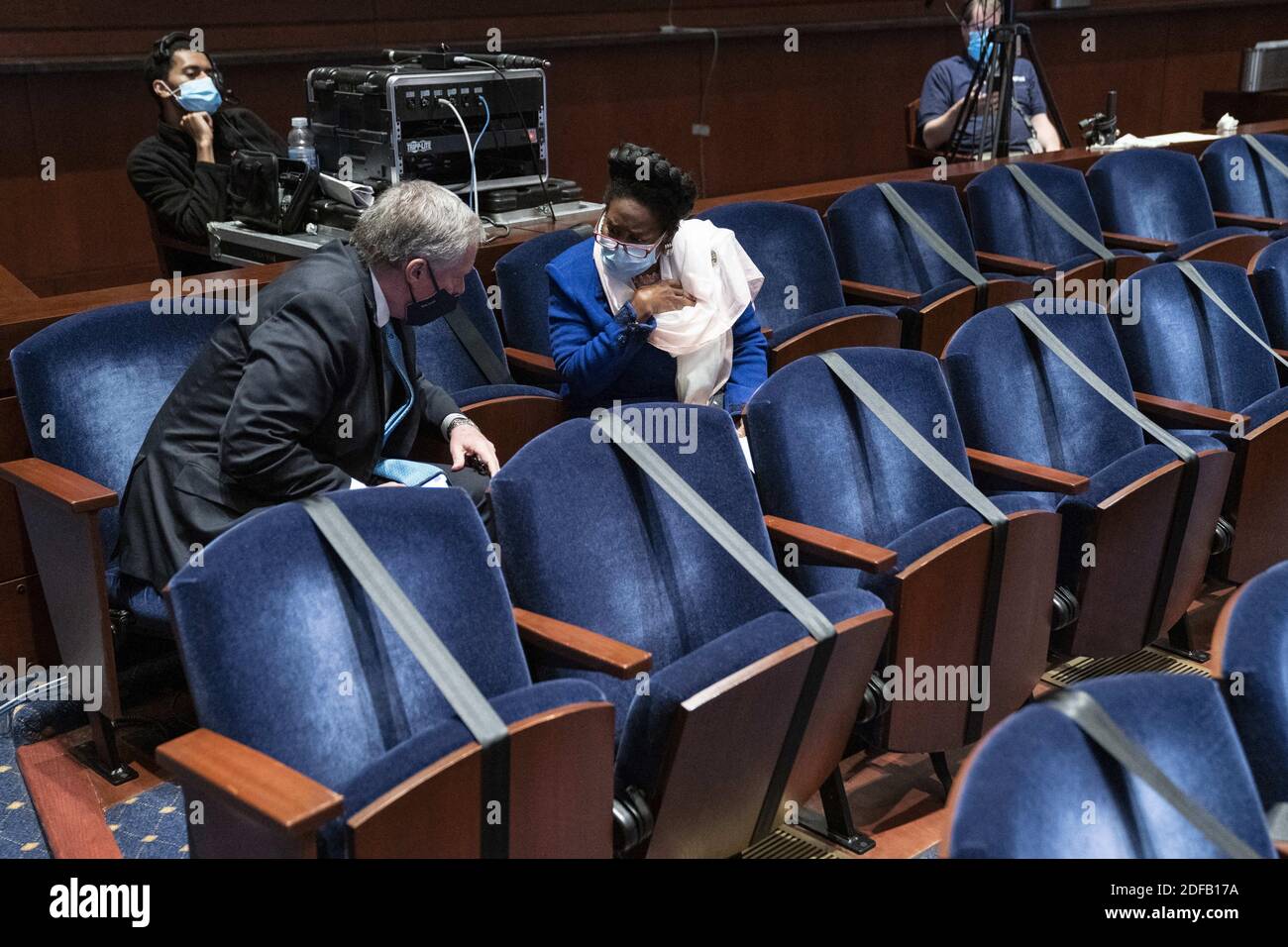 Die demokratische Vertreterin aus Texas, Sheila Jackson, spricht mit Mark Meadows, dem Stabschef des Weißen Hauses, während einer Aufschrift des Justizausschusses des Repräsentantenhauses über den "7120 Justice in Policing Act von 2020" im US-Kapitol in Washington, DC, USA, 17. Juni 2020. Der Tod von George Floyd während in Polizeigewahrsam in Minneapolis hat globale Proteste und einen Aufruf zur Polizeireform ausgelöst. Foto von SARAH SILBIGER/Pool/ABACAPRESS.COM Stockfoto