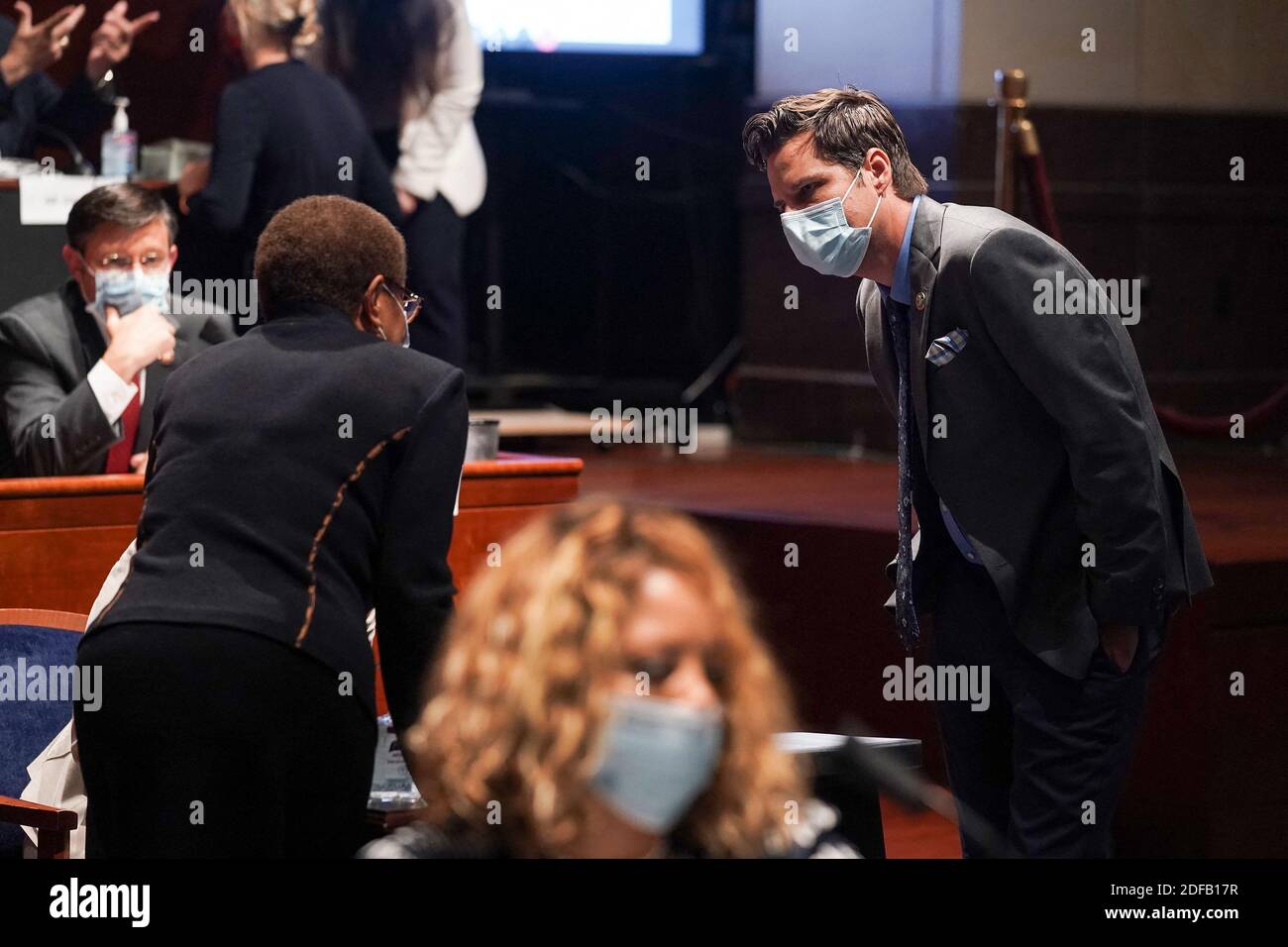 Rep. Matt Gaetz (R-Fla.) spricht mit Rep. Karen Bass (D-Calif.) vor einem House Judiciary Committee Markup von H.R. 7120 The Justice in Policing Act am Mittwoch, 17. Juni 2020. Foto von Greg Nash/Pool/ABACAPRESS.COM Stockfoto