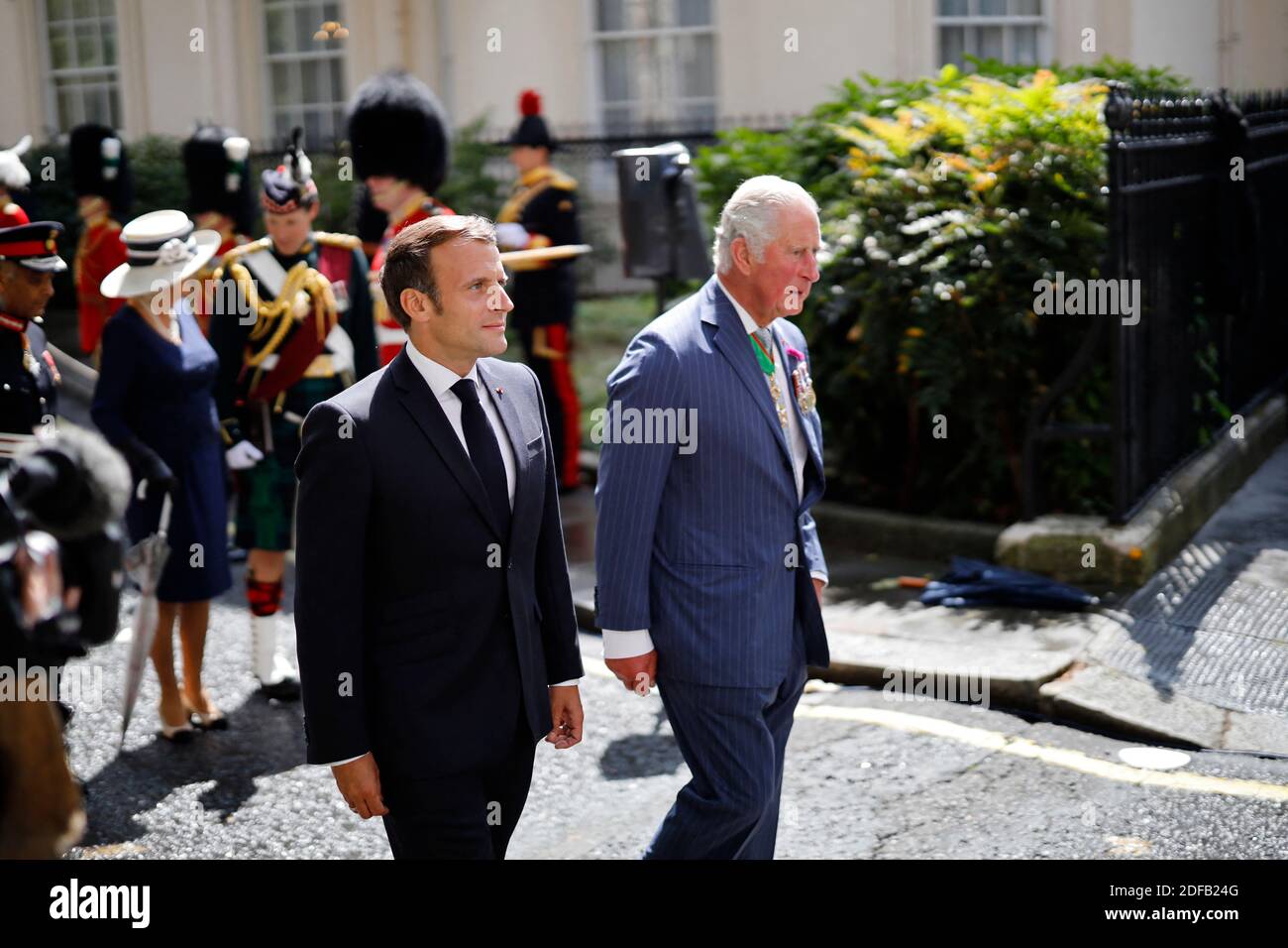 Der britische Prinz Charles, Prinz von Wales (R) und der französische Präsident Emmanuel Macron (L) legten am 18. Juni Kränze an der Statue des ehemaligen französischen Präsidenten Charles de Gaulle in Carlton Gardens im Zentrum von London nieder. 2020 bei einem Besuch anlässlich des Jahrestages des Appells des ehemaligen de Gaulle an die Franzosen, sich der Nazi-Besatzung zu widersetzen. - Macron besuchte London am 18. Juni zum Gedenken an den 80. Jahrestag des Appells des ehemaligen französischen Präsidenten Charles de Gaulle an das französische Volk, sich der Nazi-Besatzung während des Zweiten Weltkriegs zu widersetzen Foto von Tolga AKMEN/Pool/ABACAPRESS.COM Stockfoto