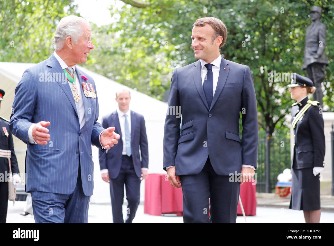 Der britische Prinz Charles, Prinz von Wales (L) und der französische Präsident Emmanuel Macron (R) legten am 18. Juni Kränze an der Statue des ehemaligen französischen Präsidenten Charles de Gaulle in Carlton Gardens im Zentrum von London nieder. 2020 bei einem Besuch anlässlich des Jahrestages des Appells des ehemaligen de Gaulle an die Franzosen, sich der Nazi-Besatzung zu widersetzen. - Macron besuchte London am 18. Juni zum Gedenken an den 80. Jahrestag des Appells des ehemaligen französischen Präsidenten Charles de Gaulle an das französische Volk, sich der Nazi-Besatzung während des Zweiten Weltkriegs zu widersetzen Foto von Tolga AKMEN/Pool/ABACAPRESS.COM Stockfoto