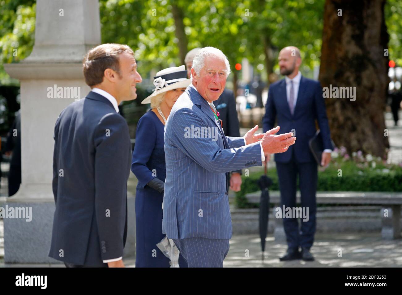 Der britische Prinz Charles, Prinz von Wales (C) und der französische Präsident Emmanuel Macron (L) kommen am 18. Juni an, um Kränze an der Statue des ehemaligen französischen Präsidenten Charles de Gaulle in Carlton Gardens im Zentrum von London zu legen. 2020 bei einem Besuch anlässlich des Jahrestages des Appells des ehemaligen de Gaulle an die Franzosen, sich der Nazi-Besatzung zu widersetzen. - Macron besuchte London am 18. Juni zum Gedenken an den 80. Jahrestag des Appells des ehemaligen französischen Präsidenten Charles de Gaulle an das französische Volk, sich der Nazi-Besatzung während des Zweiten Weltkriegs zu widersetzen Foto von Tolga AKMEN/Pool/ABACAPRESS.COM Stockfoto