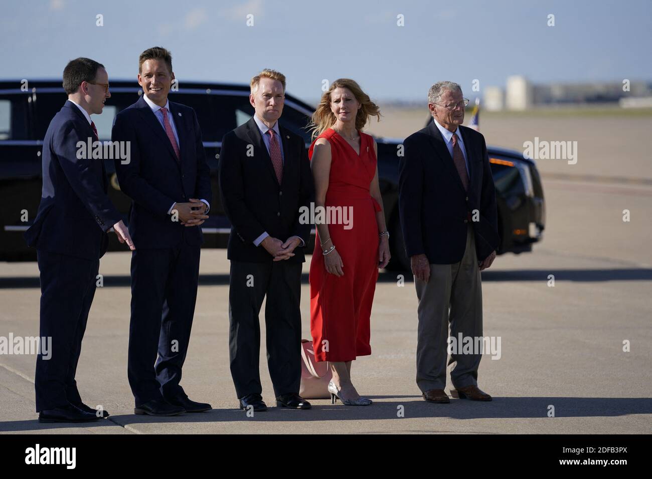 Von links, Mayor G.T. Bynum, Lt. Gov. Matt Pinnell, Sen. James Lankford, R-Okla., Cindy Lankford, Sen. Jim Inhofe, R-Okla., rechts, warten auf Präsident Donald Trump, der am Samstag, 20. Juni 2020, in Tulsa, Okla. USA. Foto von Evan Vucci/Pool via ABACAPRESS.COM Stockfoto