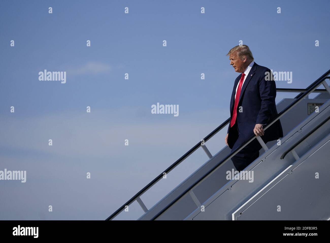Präsident Donald Trump verlässt Air Force One, als er am Samstag, dem 20. Juni 2020, in Tulsa, Okla. USA. Foto von Evan Vucci/Pool via ABACAPRESS.COM Stockfoto
