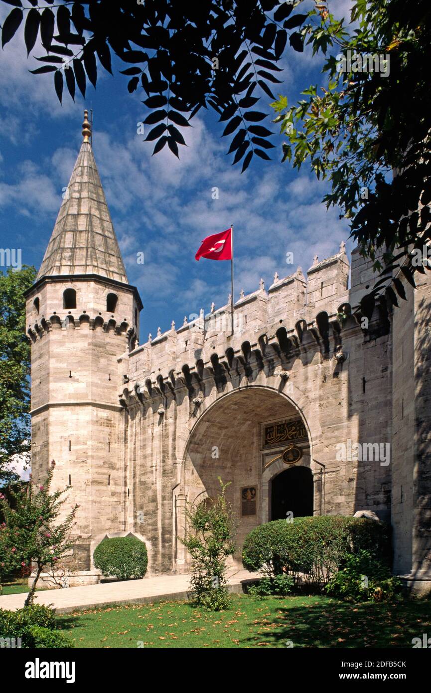 Eingangstor zum Topkapi Sarayi (Palast), jetzt ein fabelhaftes Museum des osmanischen Reichtums einschließlich Sultans Treasury & Harem - Istanbul, Türkei Stockfoto