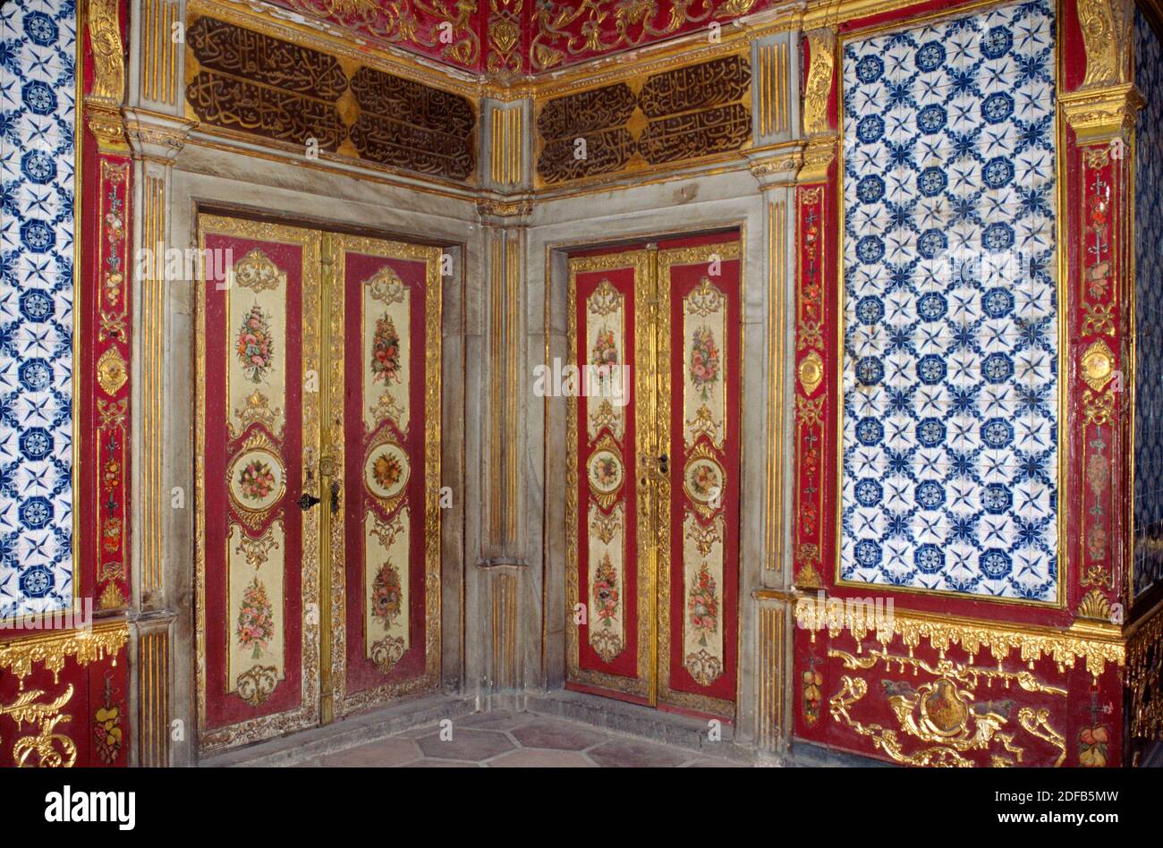 Eine wunderschön bemalte, gefliest und dekorierte Wohnzimmer von The Harem - Topkapi-Palast (Osmanisches Reich), Istanbul Stockfoto