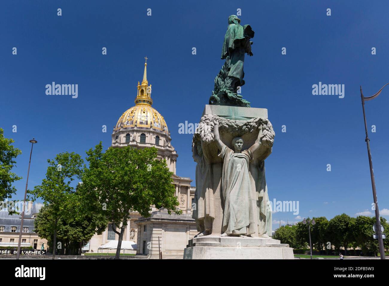 Die Statue des Marschalls Gallieni von schwarzen afrikanischen Indigenen getragen wird am 23. Juni 2020 in Place Vauban, 7. Arondissement, Paris, Frankreich gesehen. Von konföderierten Führern in den USA bis hin zu Sklavenhändlern in Großbritannien wurden in den letzten Wochen überall auf der Welt Statuen von Menschen mit Verbindungen zu rassistischen Vorurteilen ins Visier genommen. In Frankreich sind es Statuen von Figuren, die in die koloniale Vergangenheit des Landes involviert sind, die ins Visier genommen wurden. Die Statue von Joseph Gallieni, einem Militärkommandanten in den französischen Kolonien, war die jüngste, die ins Visier genommen wurde. Gallieni militärische Karriere sah ihn Aufstände gegen koloniale r niederschlagen Stockfoto