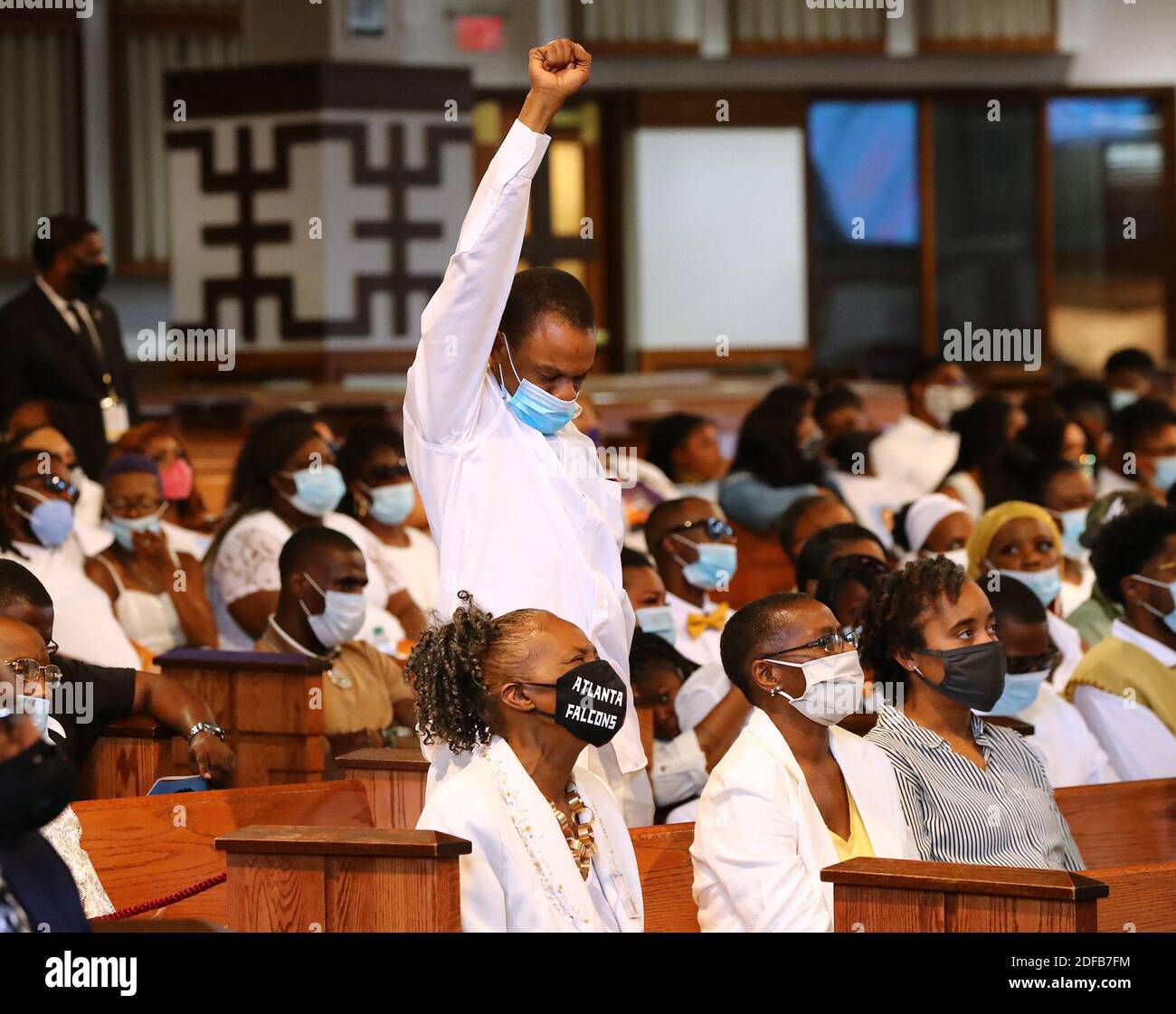 KEIN FILM, KEIN VIDEO, KEIN Fernsehen, KEIN DOKUMENTARFILM - EIN Familienmitglied steht und hebt seine Faust während Rayshard Brooks' Beerdigung in Ebenezer Baptist Church am Dienstag, 23. Juni 2020 in Atlanta, GA, USA. Foto von Curtis Compton/The Atlanta Journal-Constitution/TNS/ABACAPRESS.COM Stockfoto