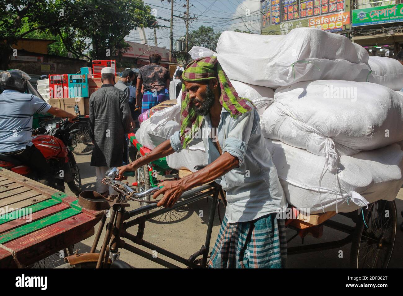 Ein bangladeschischer Rikscha-Abzieher arbeitet während eines heißen Sommertages, ohne irgendwelche Sicherheitsmaßnahmen zu ergreifen, in Dhaka, Bangladesch, 25. Juni 2020. Foto von Kanti das Suvra/ABACAPRESS.COM Stockfoto