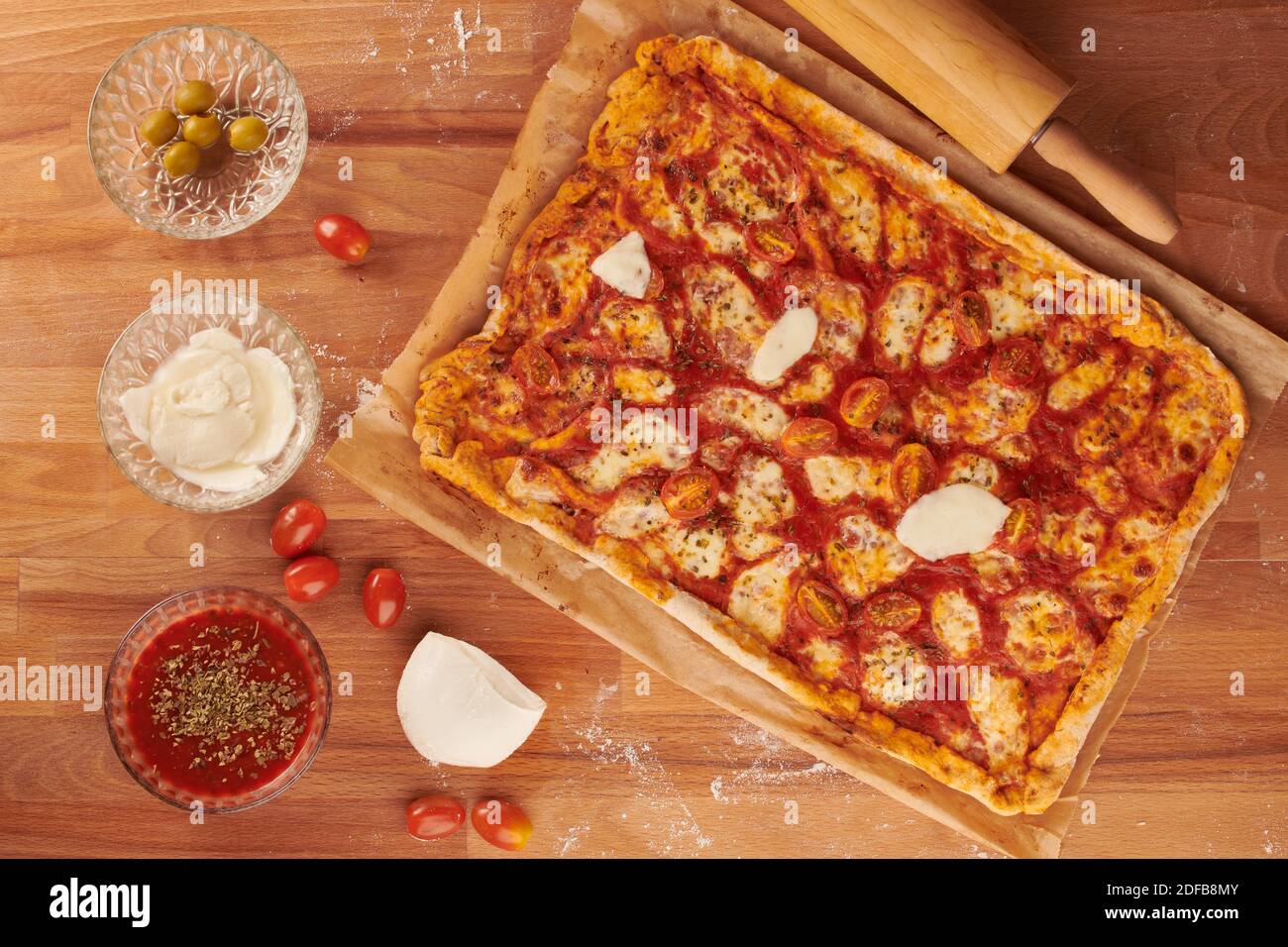 Italienische Pizza Schritt für Schritt mit Zutaten für handgemachten Teig: Pizza fertig zum Essen Stockfoto