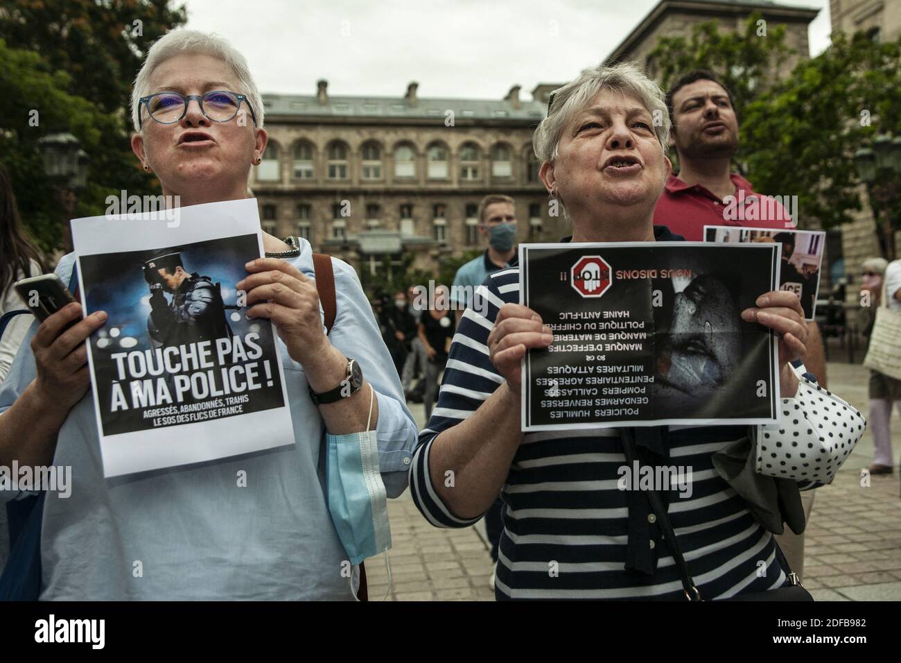 Demonstration der Vereinigung der verärgerten Frauen der Strafverfolgungsbehörden (FFOC), um ihre Unterstützung für die französische Polizei zu zeigen, da sie auf dem Louis Lepine Platz in Paris der Vorwürfe der weit verbreiteten Brutalität, Straflosigkeit und des institutionellen Rassismus ausgesetzt sind, Der Protest der Ehegatten wurde unter den Slogans "All Lives Matter" und "Wir stehen bei unseren Sicherheitskräften" als Reaktion auf die zahlreichen Anti-Rassismus-Kundgebungen in ganz Frankreich abgehalten, die auf Polizeimissbrauch und Fehlverhalten abzielen. Die durch die Aktionen der "Black Lives Matter" (BLM)-Bewegung in den Vereinigten Staaten nach dem 25. Mai ausgelöst wurden Stockfoto