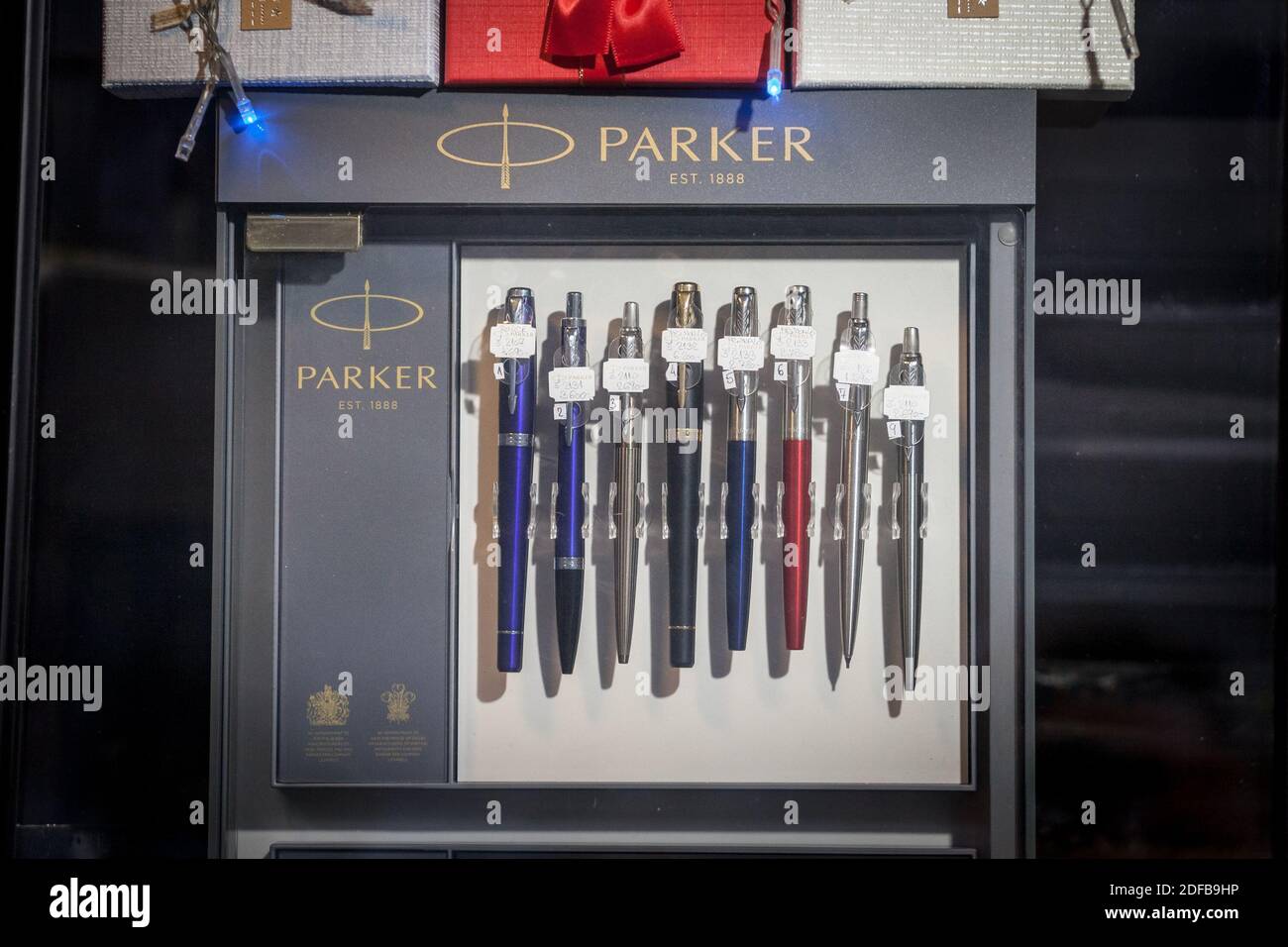 BELGRAD, SERBIEN - 8. NOVEMBER 2020: Parker Logo auf Kugelschreiber und Füllfederhalter der Marke zum Verkauf. Parker Pen Company ist eine amerikanische Firma selli Stockfoto