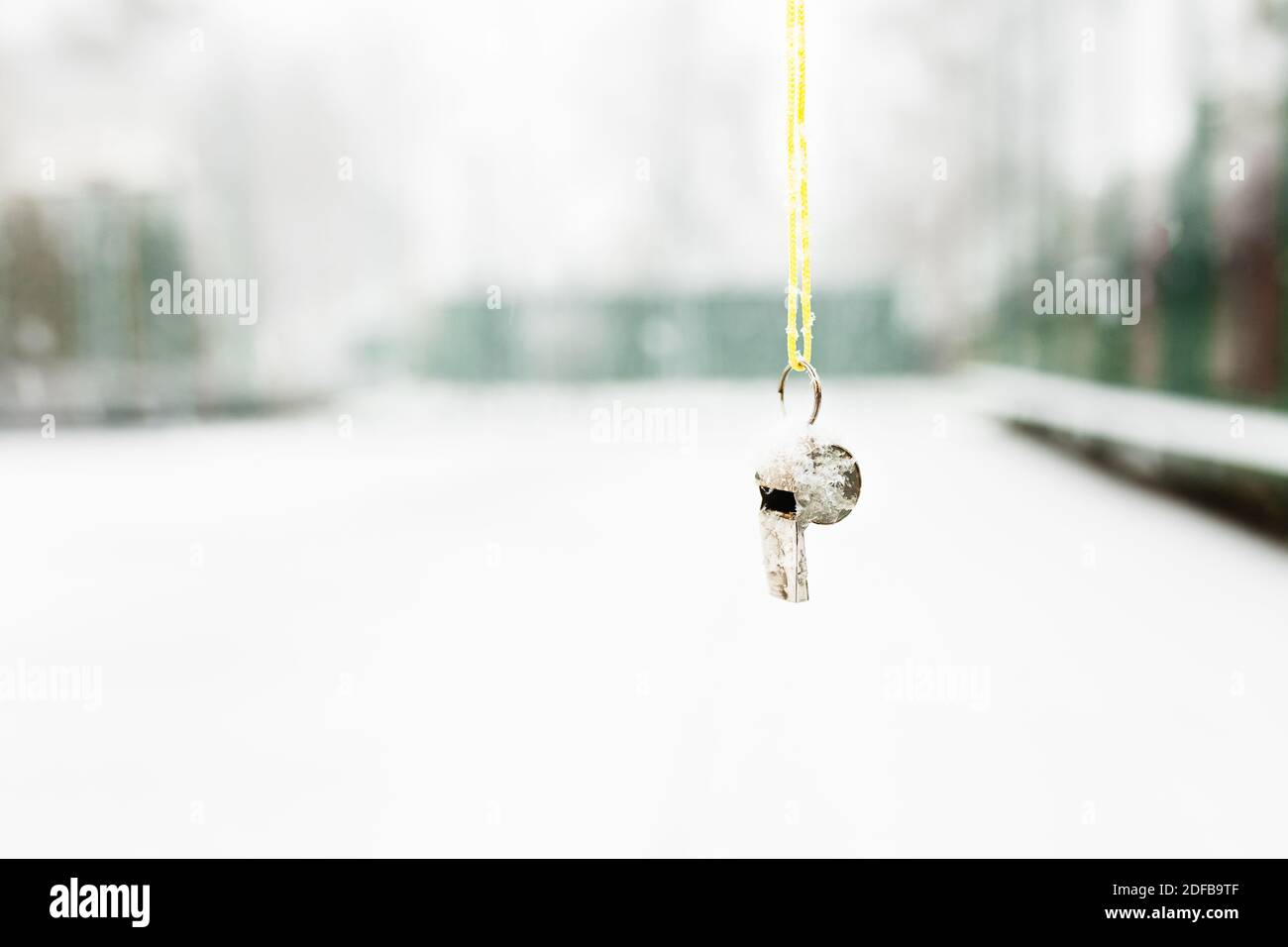 Die Pfeife hängt auf dem Hintergrund des Winterwetters. Sport im Winter. Isolierte Stelle für Text Stockfoto