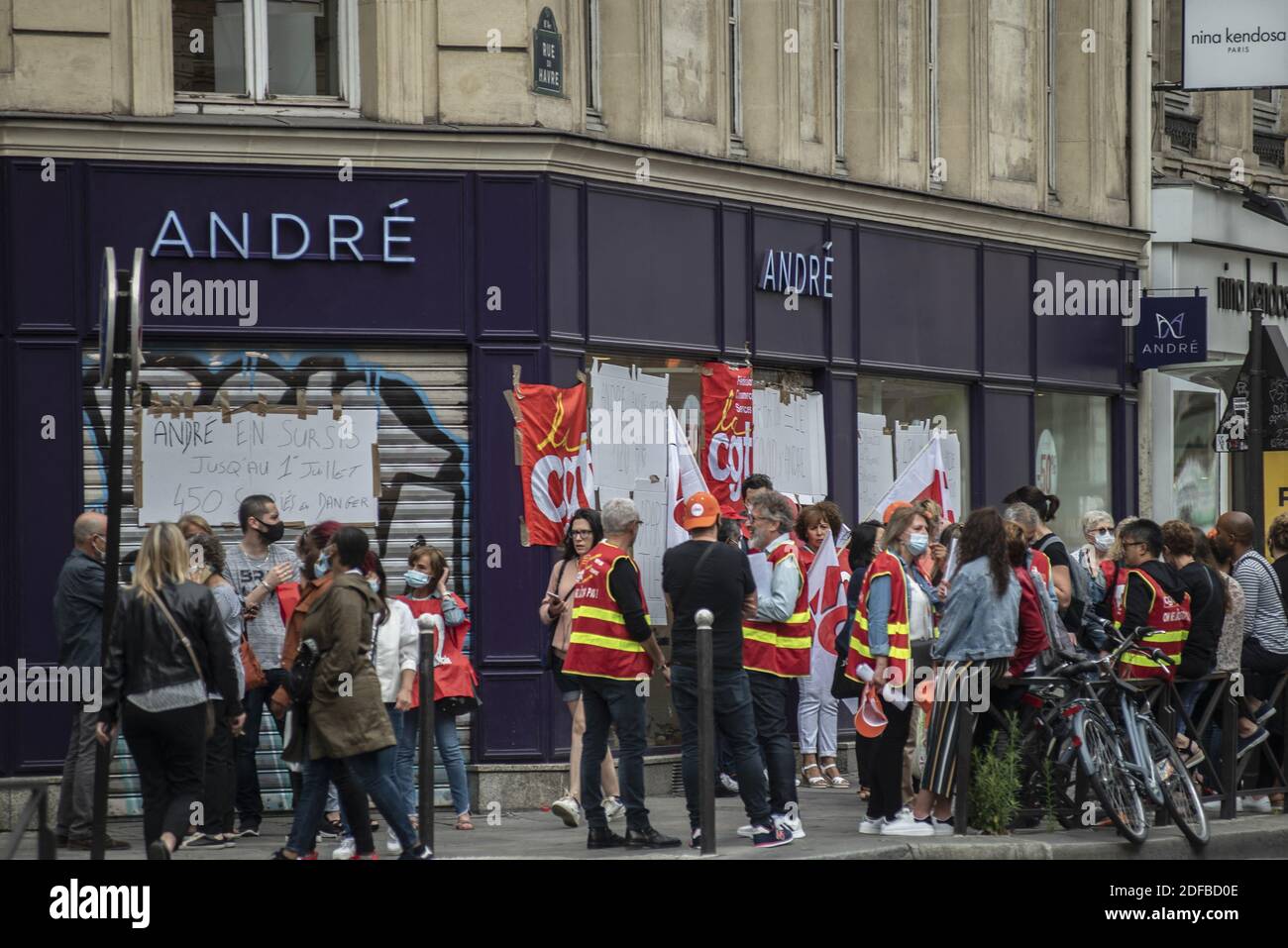 Streikbewegung im Schuhgeschäft André und Demonstration von mehr als 50 Personen vor dem Geschäft in Paris, Frankreich am 30. Juni 2020. Die Gewerkschaften CGT, FO und CFDT protestieren gegen den Verlust von 450 Arbeitsplätzen im Unternehmen und erinnern an die Zusagen der Spartoo-Gruppe, dem letzten Käufer des Unternehmens. Die Demonstranten erinnerten auch an die "katastrophalen und unmenschlichen" Bedingungen, die von der Verwaltung auferlegt wurden. Foto von Pierrick Villette/Avenir Pictures/ABACAPRESS.COM Stockfoto