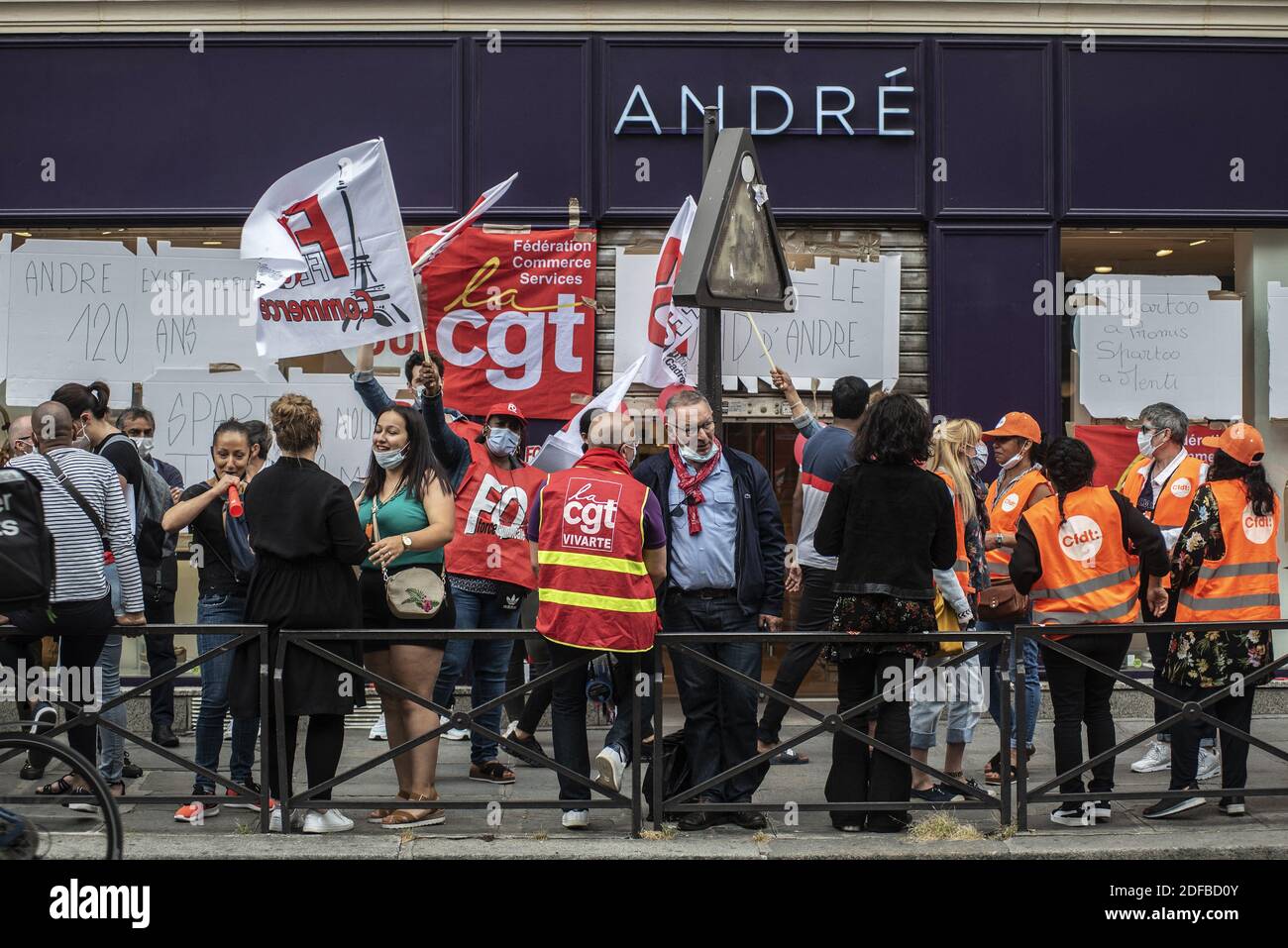 Streikbewegung im Schuhgeschäft André und Demonstration von mehr als 50 Personen vor dem Geschäft in Paris, Frankreich am 30. Juni 2020. Die Gewerkschaften CGT, FO und CFDT protestieren gegen den Verlust von 450 Arbeitsplätzen im Unternehmen und erinnern an die Zusagen der Spartoo-Gruppe, dem letzten Käufer des Unternehmens. Die Demonstranten erinnerten auch an die "katastrophalen und unmenschlichen" Bedingungen, die von der Verwaltung auferlegt wurden. Foto von Pierrick Villette/Avenir Pictures/ABACAPRESS.COM Stockfoto