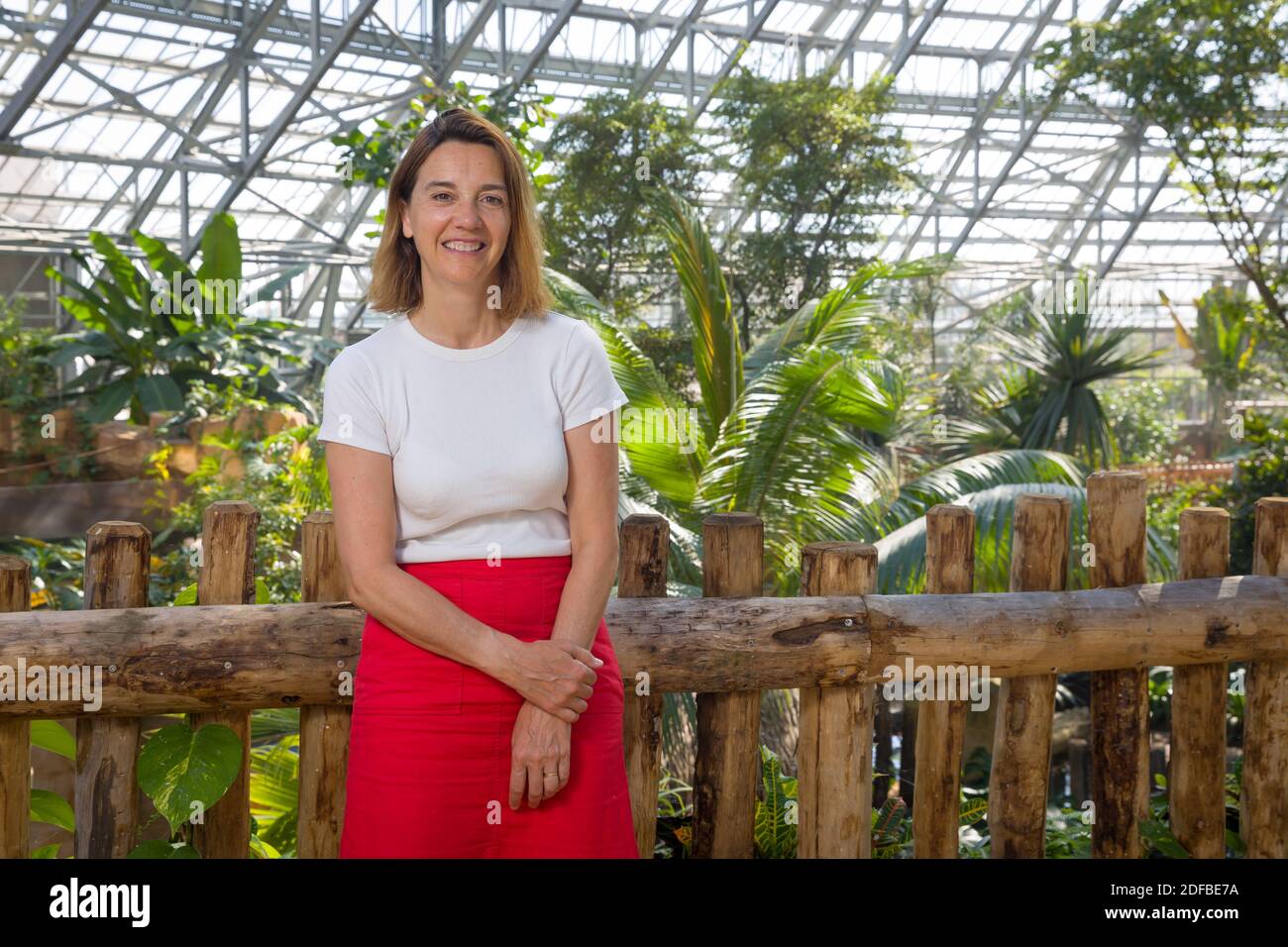 Frankreich, Loir-et-Cher (41, St Aignan sur Cher, Portrait de Delord Delord, directrice de la communication du Zoo de Beauval dans le dôme Tropical inauguré en 2020. Delphine Delord est la fille de la créatrice du Zoo Parc de Beauval; Photo de Pascal Avenet/ABACAPRESS.COM Stockfoto