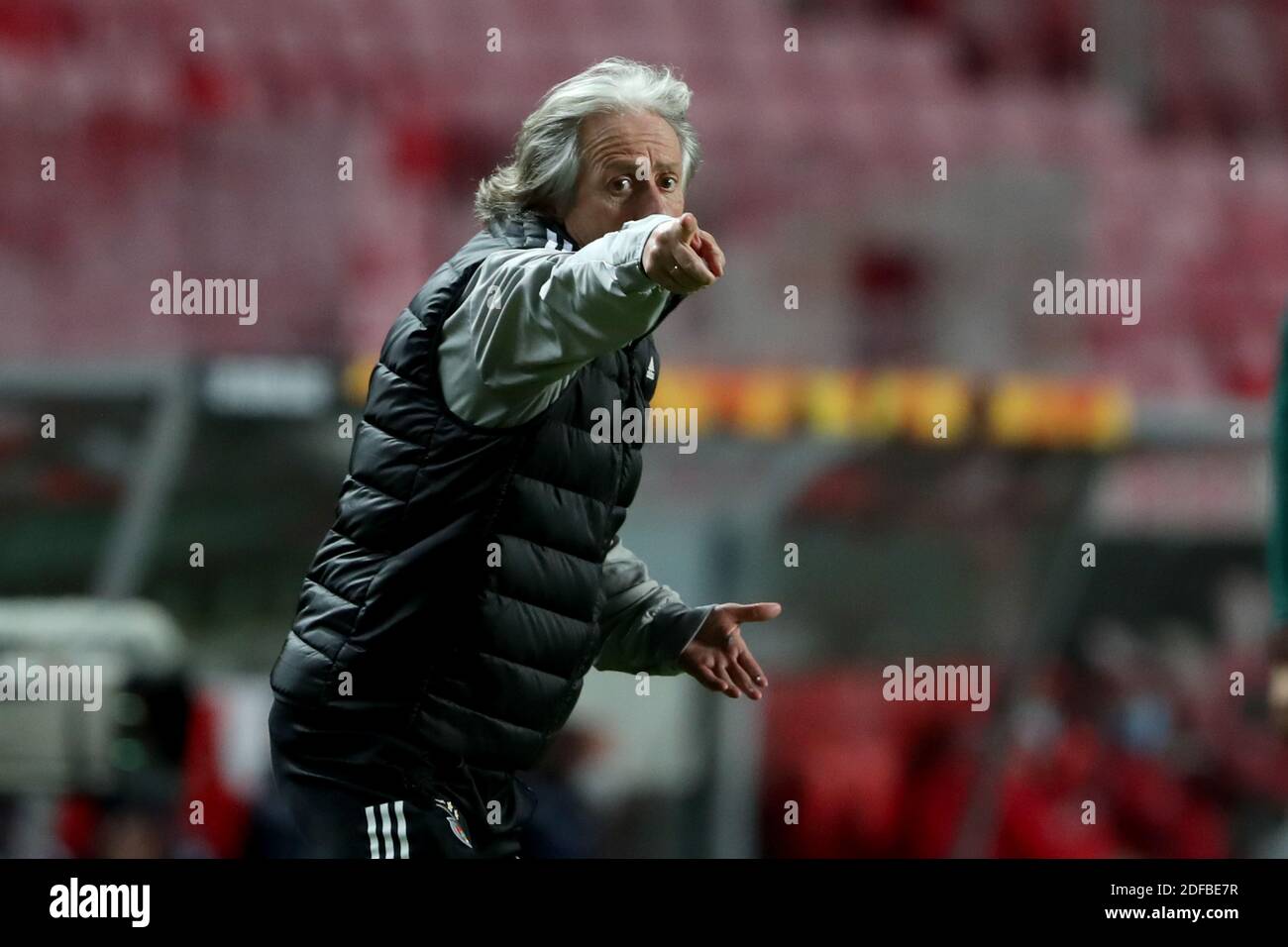 Lissabon. Dezember 2020. Benficas Cheftrainer Jorge Jesus ist beim Fußballspiel der UEFA Europa League Gruppe D zwischen SL Benfica und Lech Poznan am 3. Dezember 2020 in Lissabon, Portugal, mit Gesten unterwegs. Quelle: Pedro Fiuza/Xinhua/Alamy Live News Stockfoto