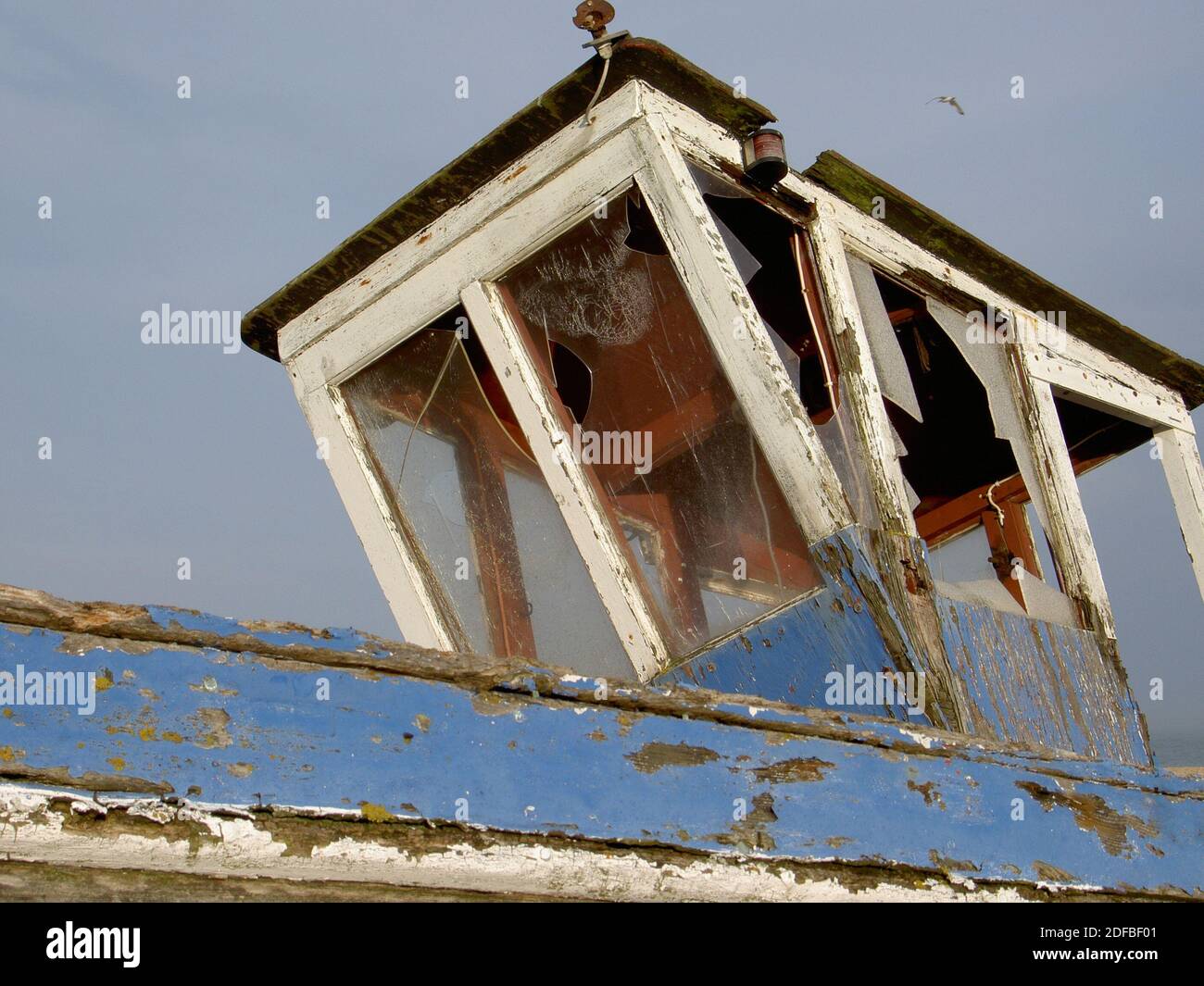 Das Pilothaus eines alten Wrackbootes am Dungeness Strand an Englands Südküste. Dieses Boot, verlassen und hoch und trocken, wird nicht mehr segeln. Stockfoto