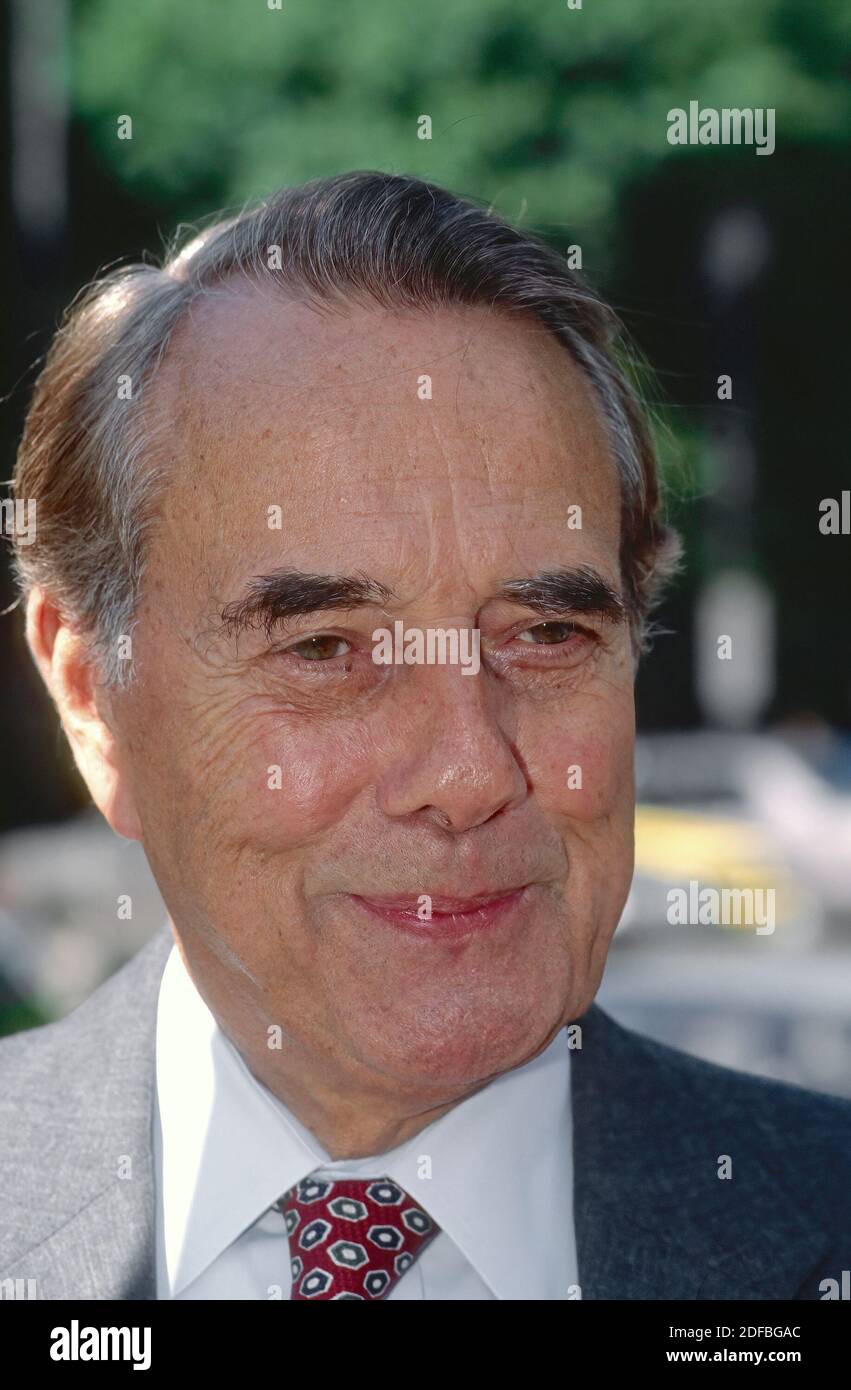 Washington, DC. USA, 1995 US-Senator Robert Dole (R-KS) spricht mit Reportern außerhalb der ABC-Studios, nachdem er auf der Sonntagmorgen-Talkshow ÒThis WeekÓ erschienen ist Stockfoto