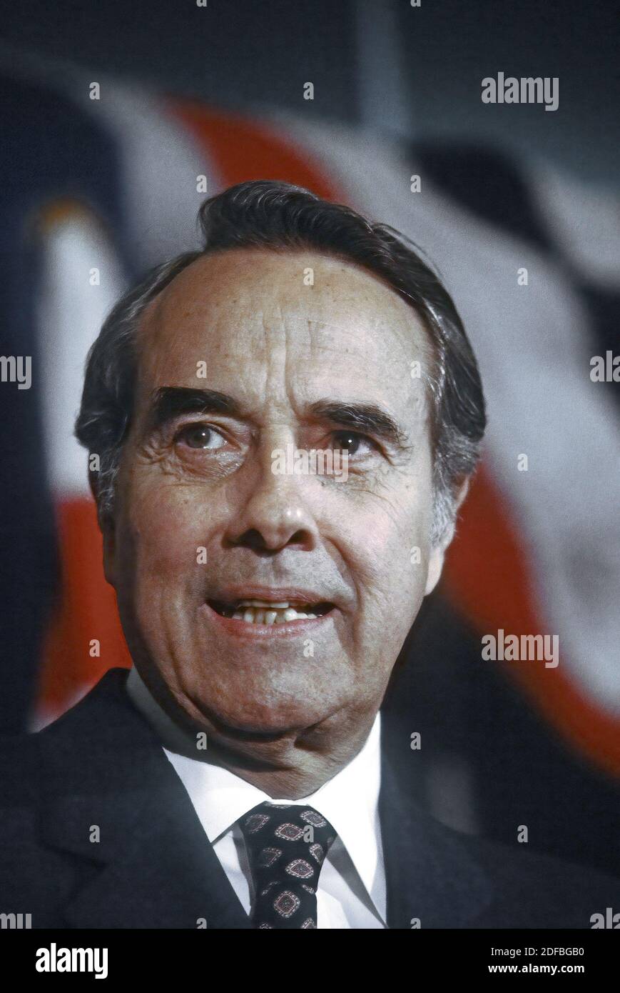 Washington, DC. USA, 28. März 1988 der Senator und Präsidentschaftskandidat der Vereinigten Staaten, Robert Dole (R-KS), spricht an seine Mitarbeiter des Wahlkampfhauptquartiers und sagt, dass er im Rennen um die republikanische Nominierung für den Präsidenten trotz seines Kommentars in der Vorwoche, dass Vizepräsident George H.W. blieb Bush würde wahrscheinlich die partyÕs-Nominierung gewinnen Stockfoto