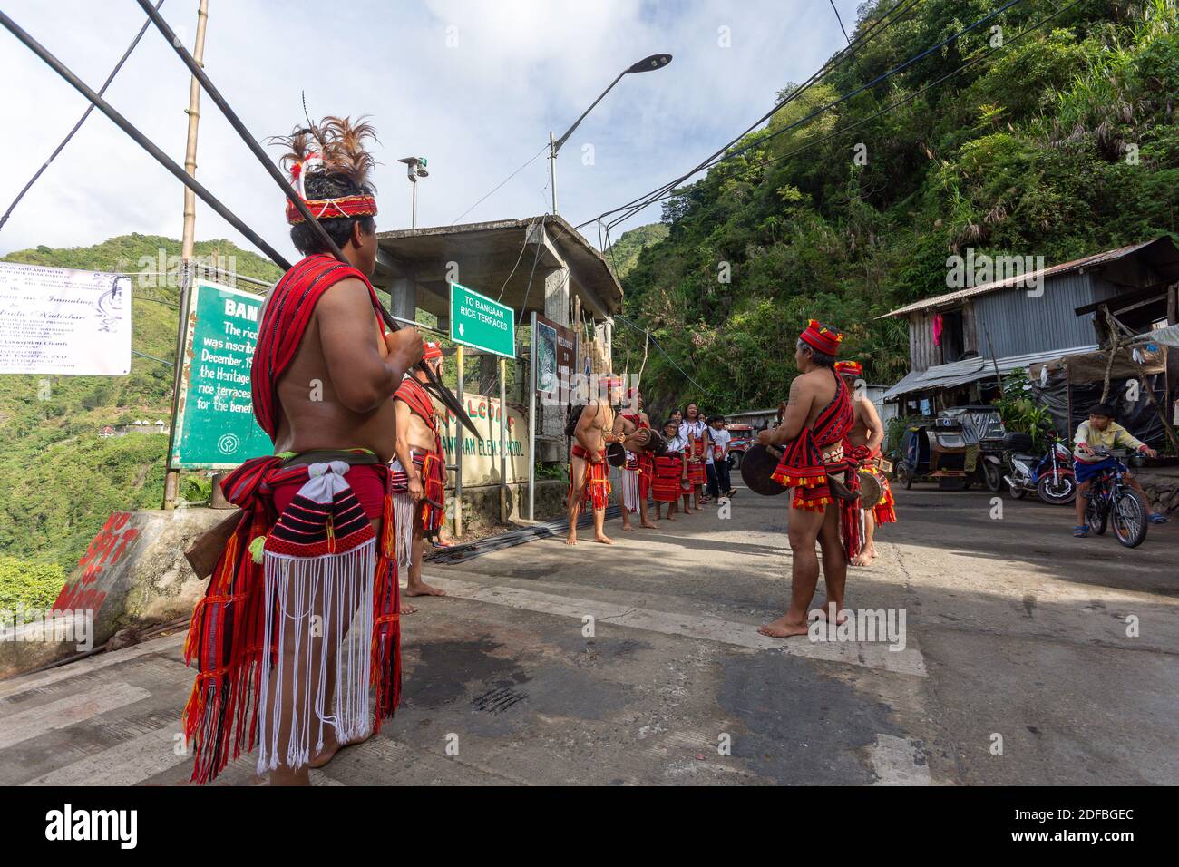 Banaue, Philippinen, 27. Dezember 2019. Traditionelle Rituale für einen Basquetebal-Wettbewerb zwischen Barangay Stockfoto