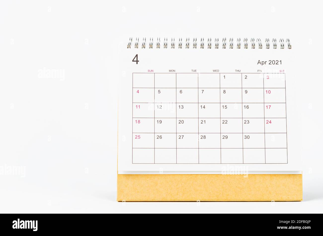 April 2021 Kalender Schreibtisch für Veranstalter zu planen und Erinnerung auf Holztisch. Stockfoto