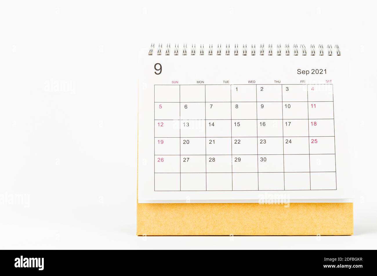 September 2021 Kalender Schreibtisch für Veranstalter zu planen und Erinnerung auf Holztisch. Stockfoto