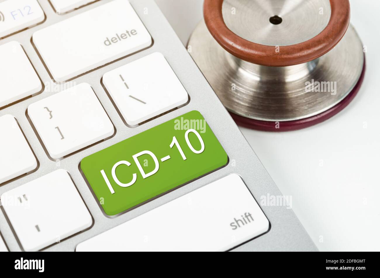 Internationale Klassifikation der Krankheiten und verwandter Gesundheitsprobleme 10. Revision oder ICD-10 und Stethoskop medizinische auf der Computertastatur. Stockfoto