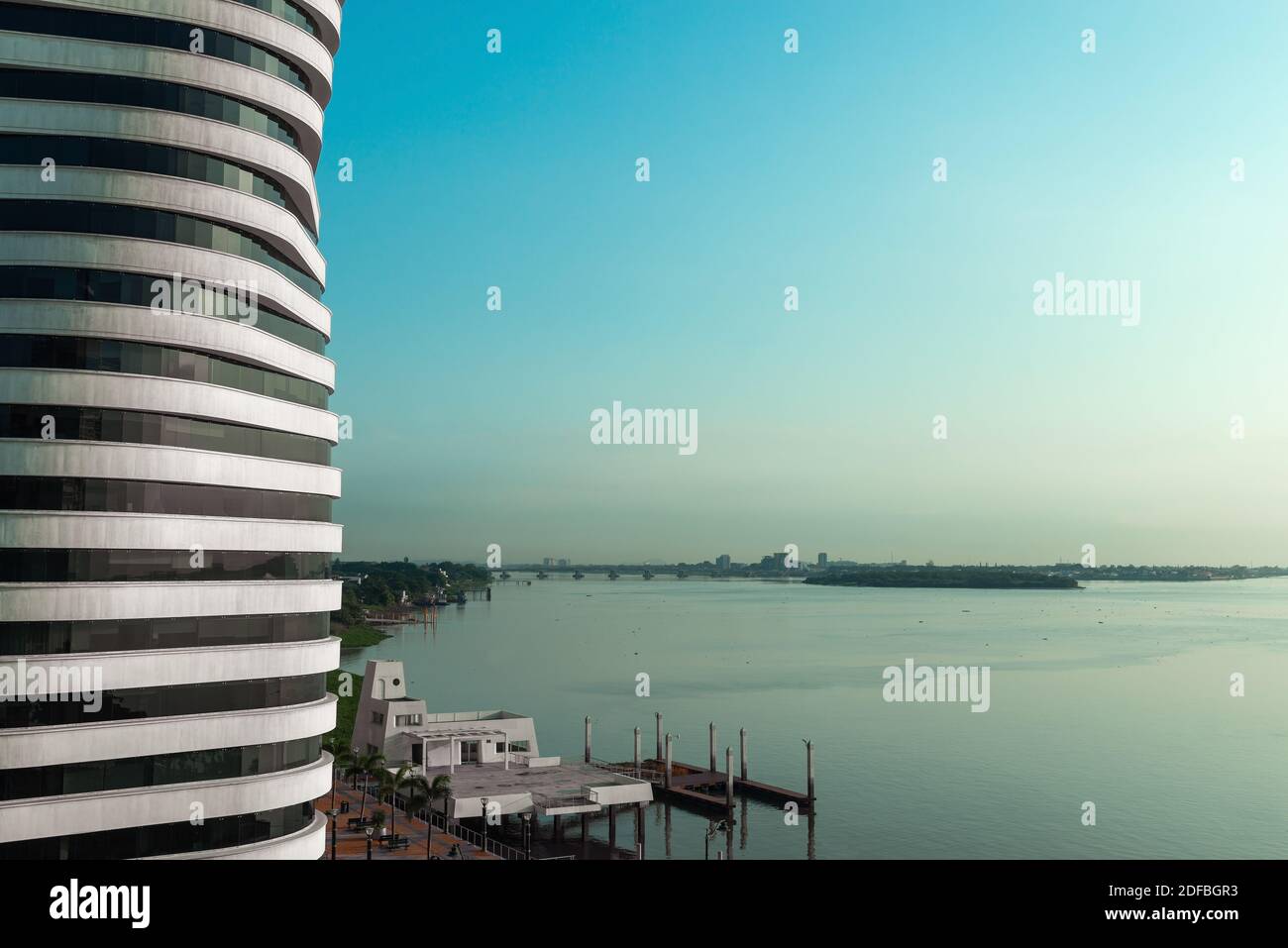 Stadtbild der Stadt Guayaquil an der Uferpromenade Malecon 2000 mit dem Fluss Guayas, Guayaquil, Ecuador. Stockfoto