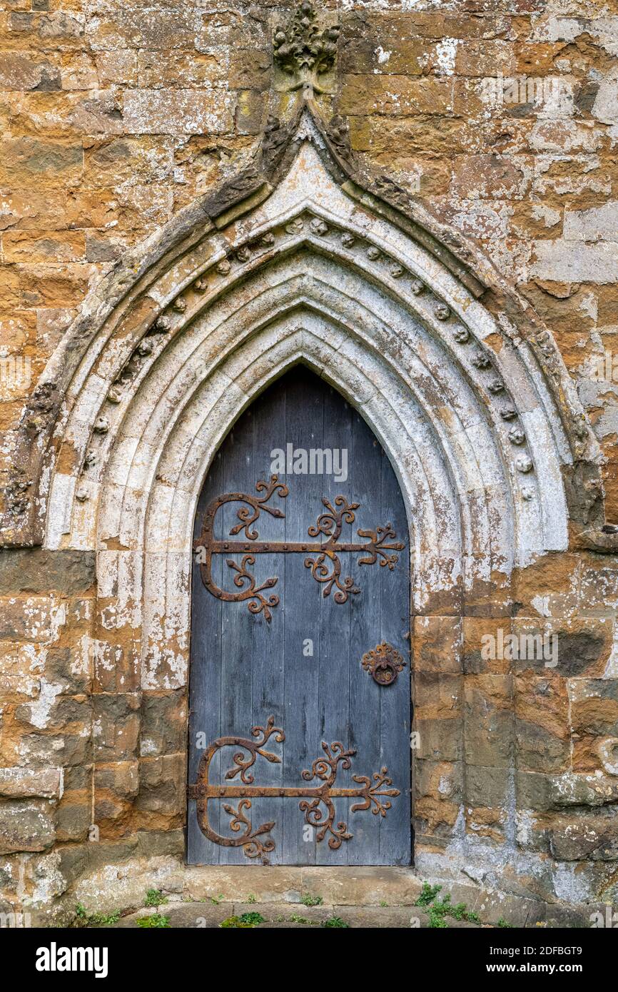 St. Maria die Jungfrau Kirche Tür. Broughton, Banbury, Oxfordshire, England Stockfoto