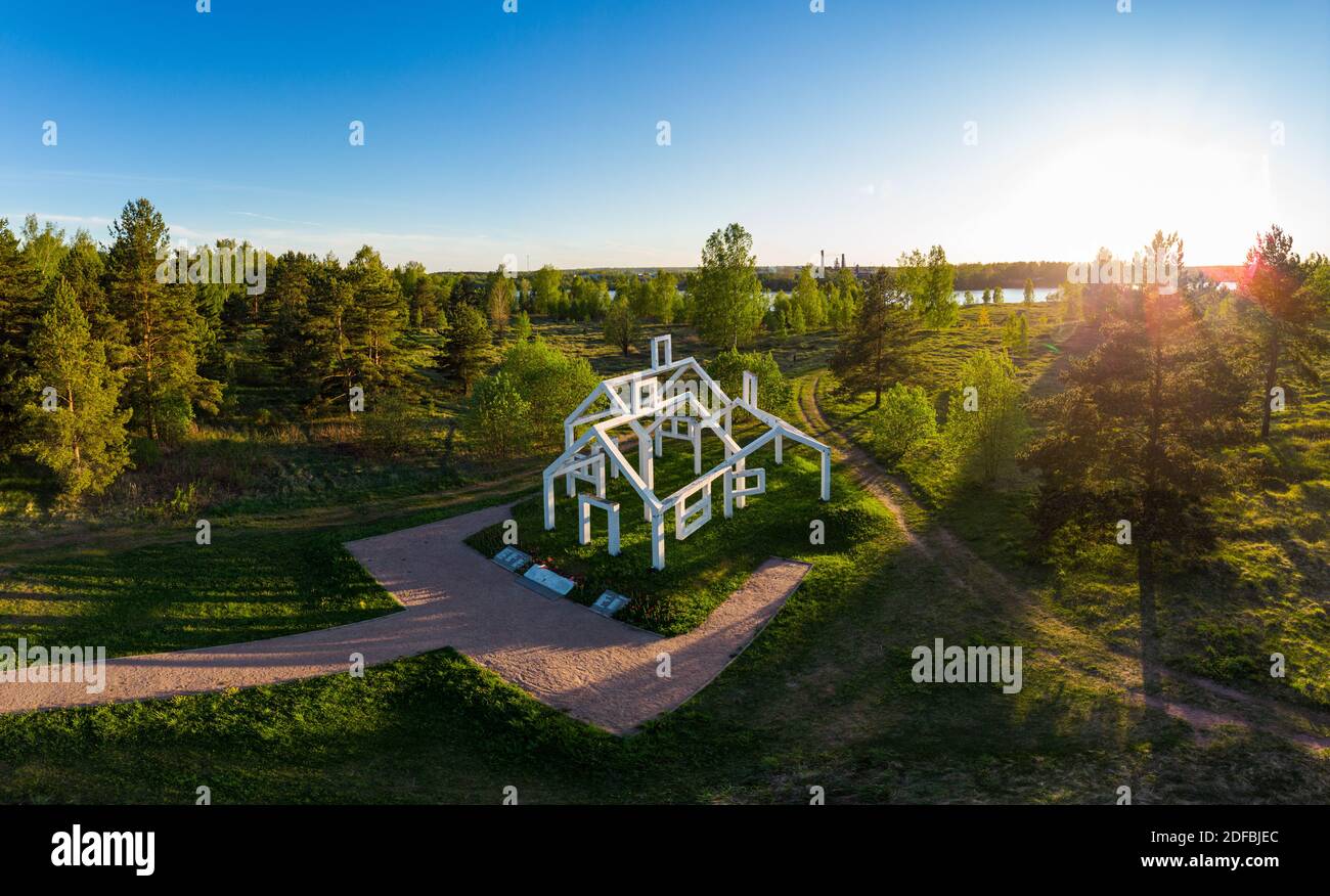 5. Juli 2020 Nevsky Patch, Leningrad Region, Russland: Luftpanaramik Blick auf Memorial Ghost Village an einem sonnigen Sommertag. Denkmal für verbrannt gewidmet Stockfoto