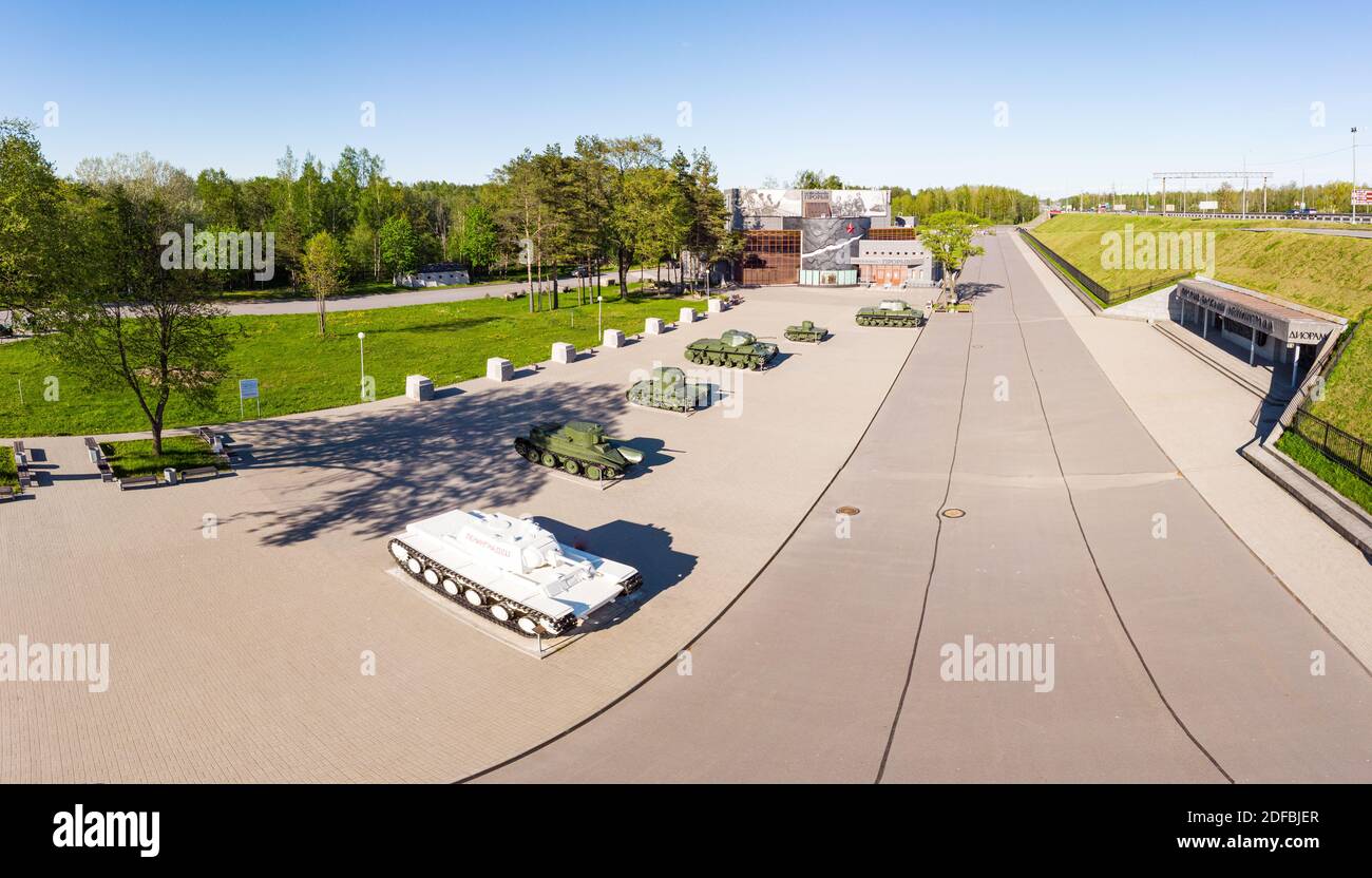 Luftpanorama Blick auf das Museum Diorama Durchbruch der Belagerung von Leningrad in sonnigen Sommertag. Denkmal sowjetische Panzer KV-1, BT-5, T-38, -26 Stockfoto