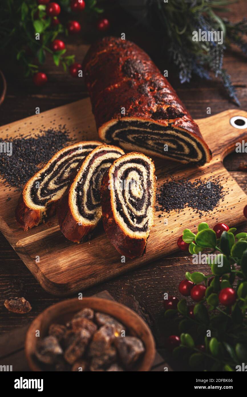 Rolle mit Mohn, hausgemachten Mohn Brot auf Holzbrett Stockfoto