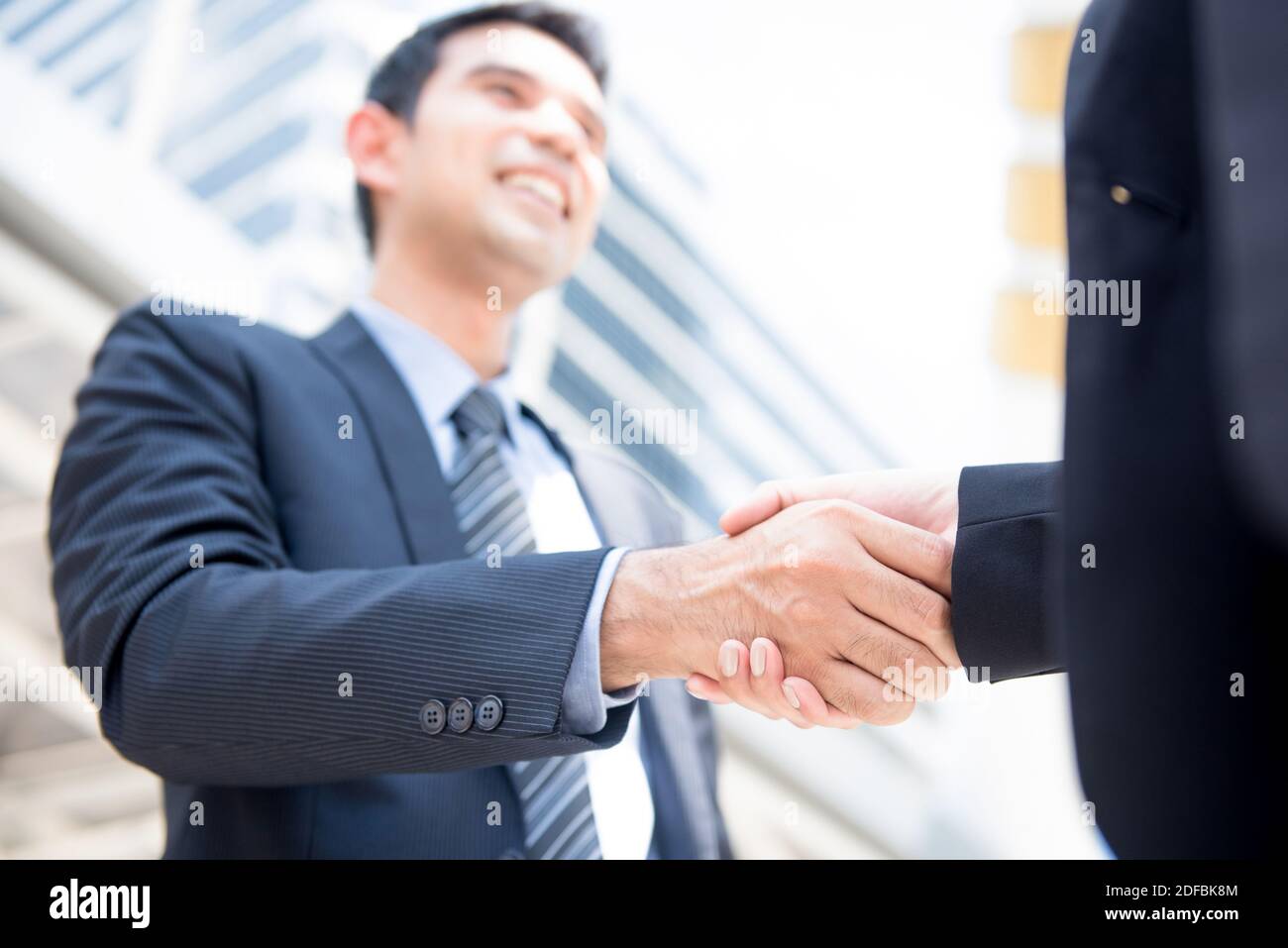 Geschäftsmann macht Handshake mit einer Geschäftsfrau - Begrüßung, Umgang, Fusion und Übernahme Konzepte Stockfoto