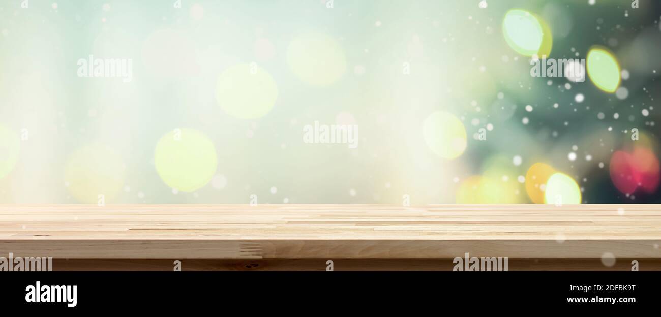 Holztischplatte auf Bokeh Hintergrund aus dekorierten Weihnachtsbaum, Panorama-Banner - kann für die Anzeige oder Montage Ihrer Produkte verwendet werden Stockfoto