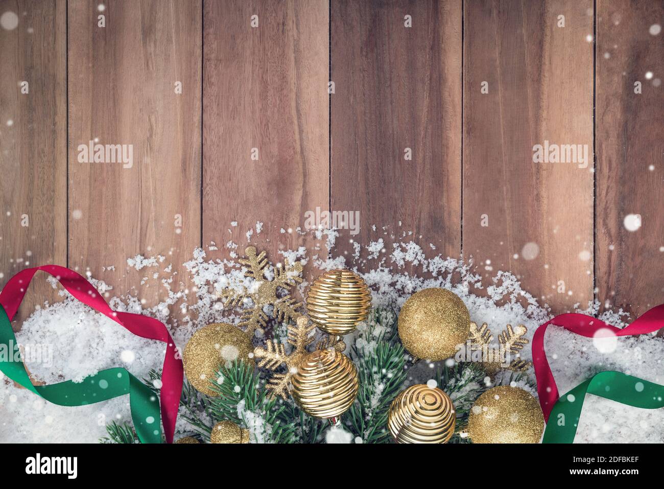 Weihnachten Ornamente mit Schnee auf Holz Hintergrund, Ansicht von oben, Border design Stockfoto