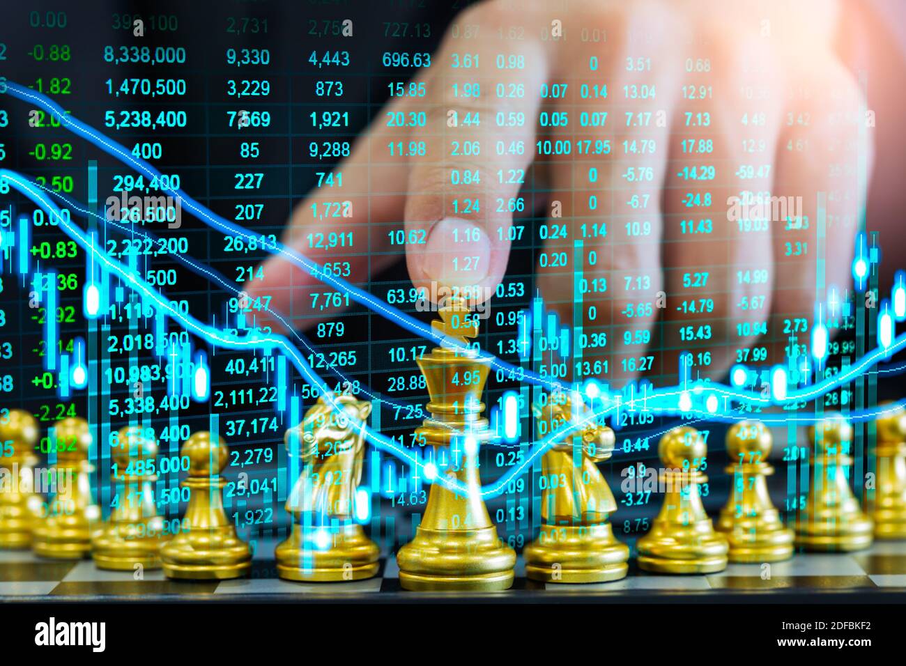 Schachspiel auf Schachbrett hinter dem Hintergrund des Geschäftsmannes. Geschäftskonzept zur Präsentation von Finanzinformationen und Analysen der Marketingstrategie. Investitionen Stockfoto
