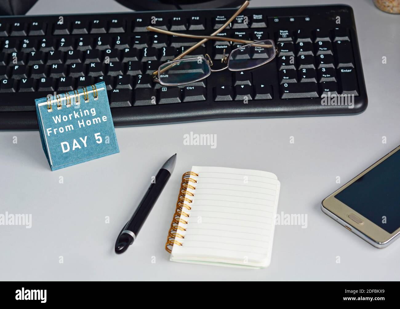 Home Office Schreibtisch mit Schreibtisch, Zubehör und Text auf blauer Note geschrieben Stockfoto