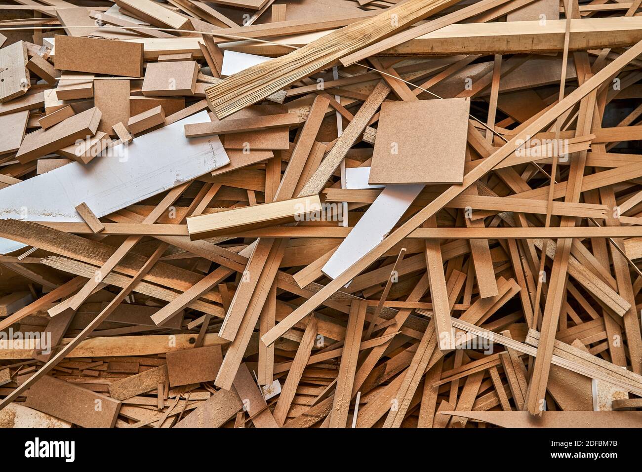 Abfallproduktion. Großer Stapel von Möbeln Produktionsabfall. Verschiedene Holzstücke, Spanplatten und mdf stapelten sich in einem Haufen in der Werkstatt Stockfoto