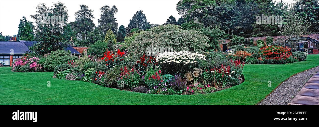 HOLEHERD WALLED GARDEN, WINDERMERE, CUMBRIA, ENGLAND. JULI 2015. Der imposante ummauerte Garten bei Holehird bei Windermere mit seinem gut bepflanzten und Stockfoto