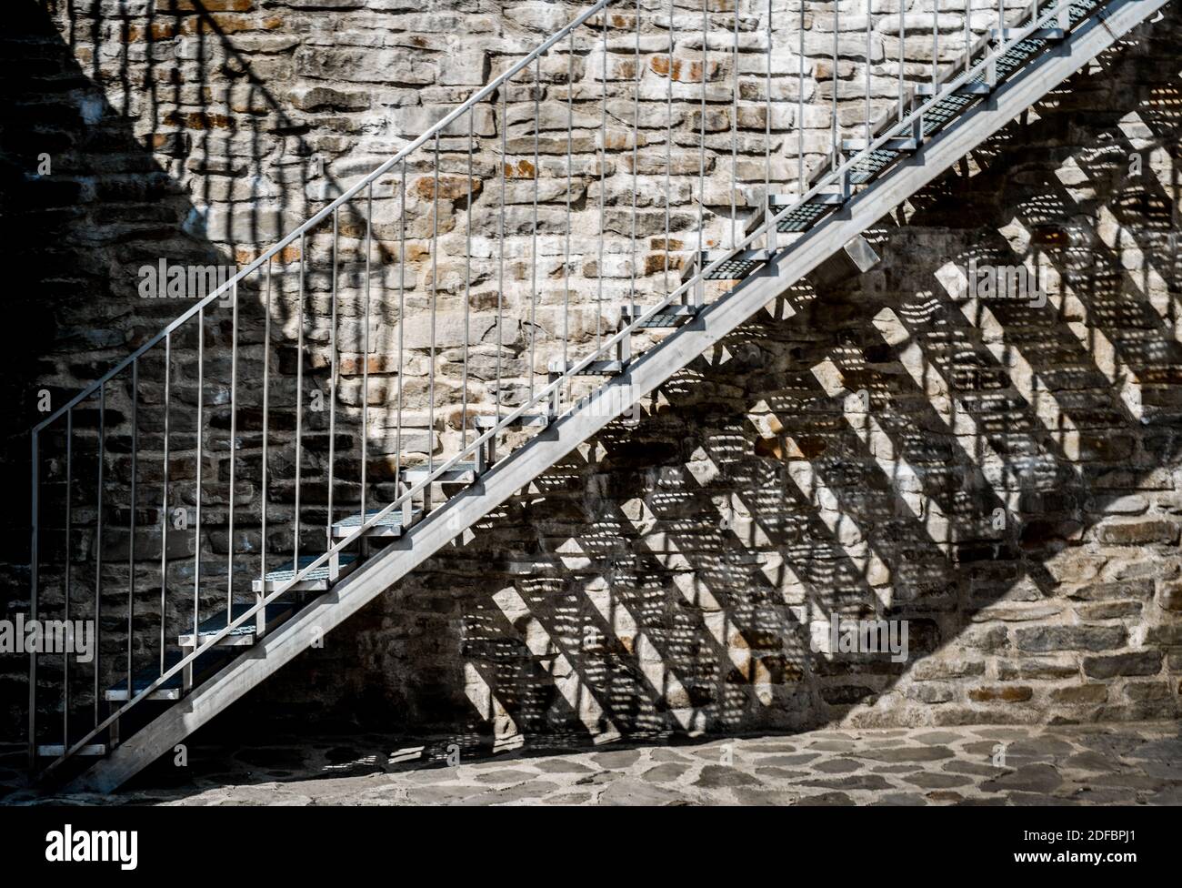 Metalltreppe an Steinwand Stockfoto Metalltreppe an Steinwand Stockfoto
