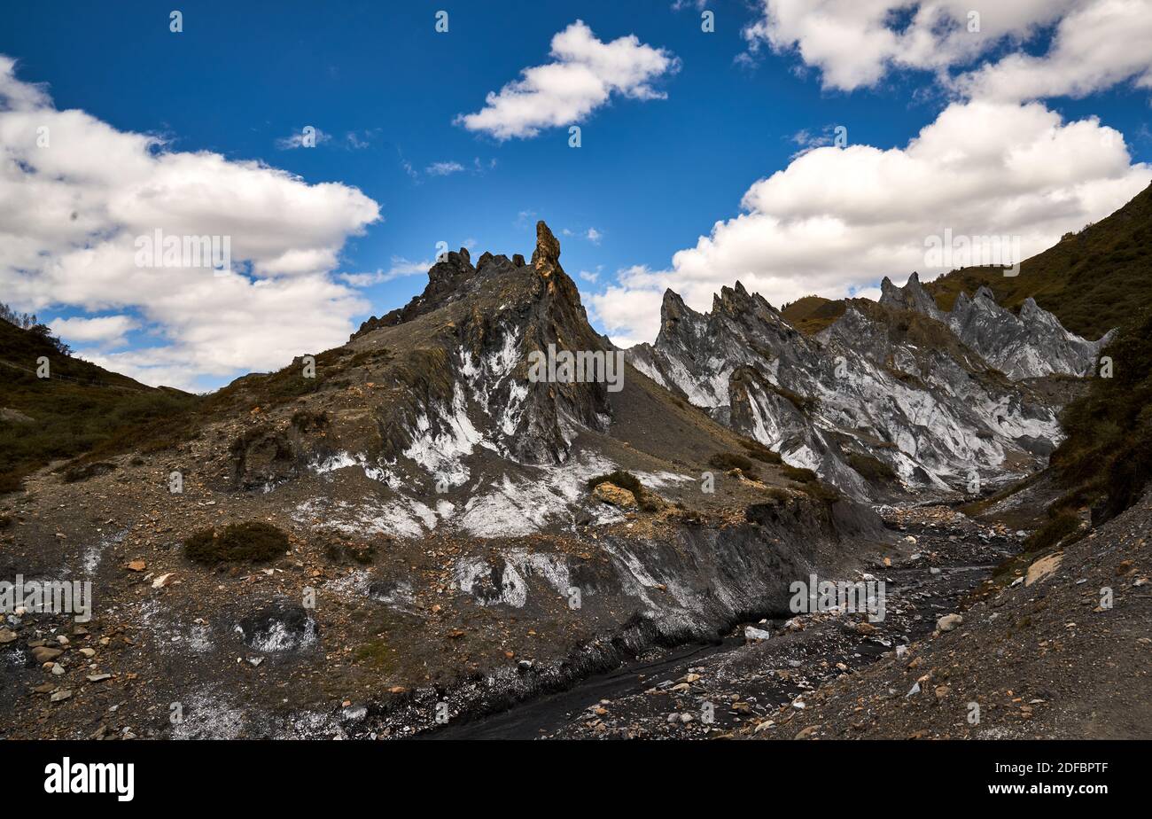 Bamei Stone Forest ist Chinas einzige Hochplateau-Steinwaldlandschaft, ein beeindruckender und einzigartiger geologischer Park namens Moshi Park (Stone Forest). Stockfoto