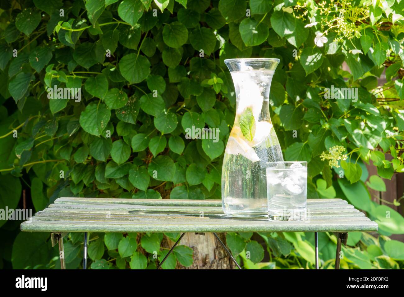 Glas wasser im garten Fotos und Bildmaterial in hoher Auflösung Alamy