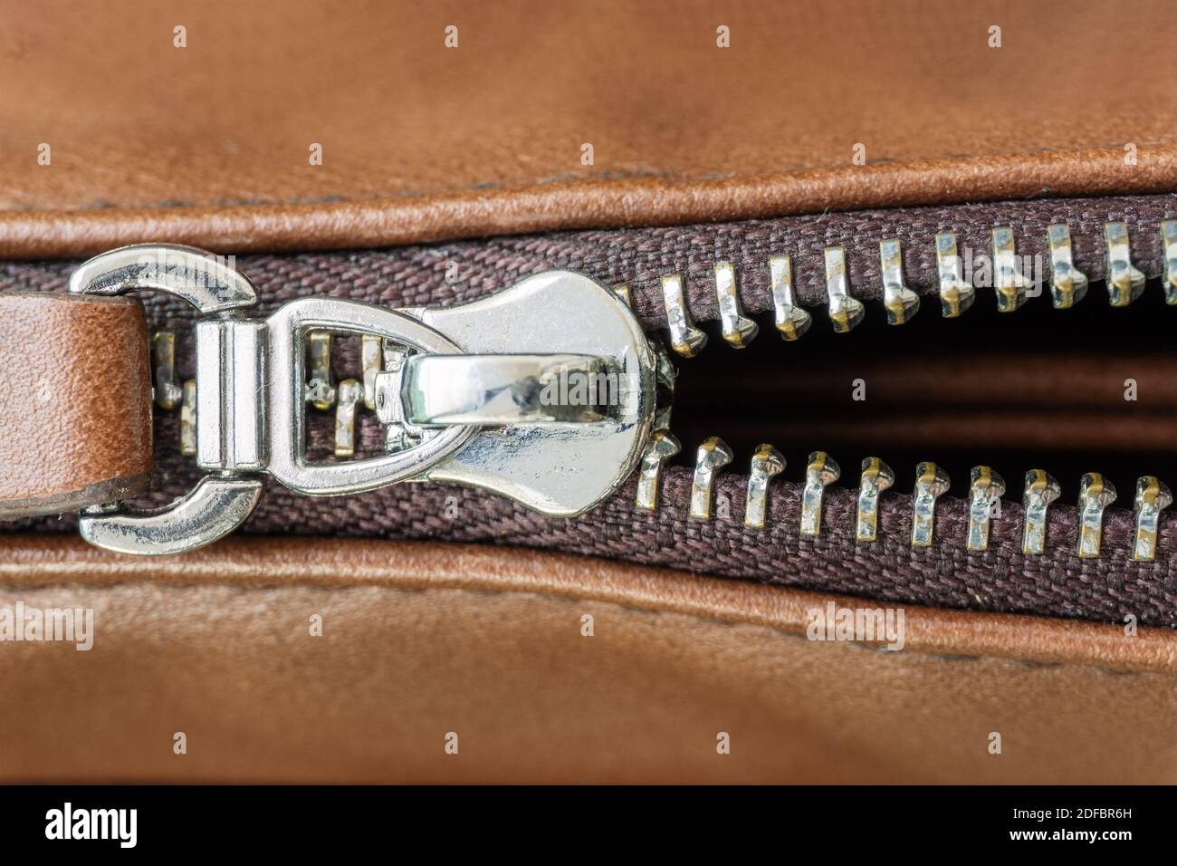 Nahaufnahme von Reißverschluss und Ledertasche Stockfoto