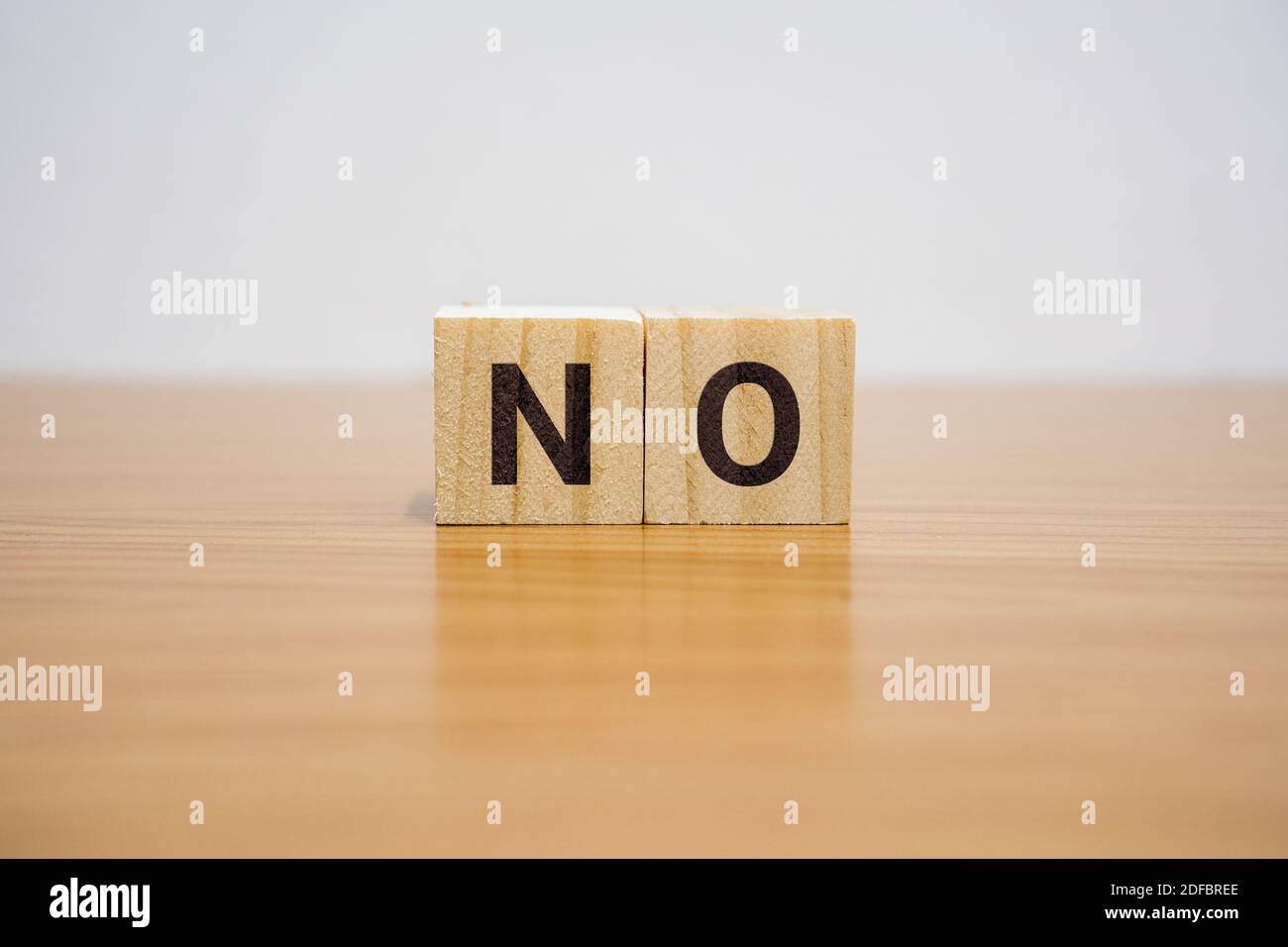Holzblock auf dem Schreibtisch mit dem Wort No Stockfoto
