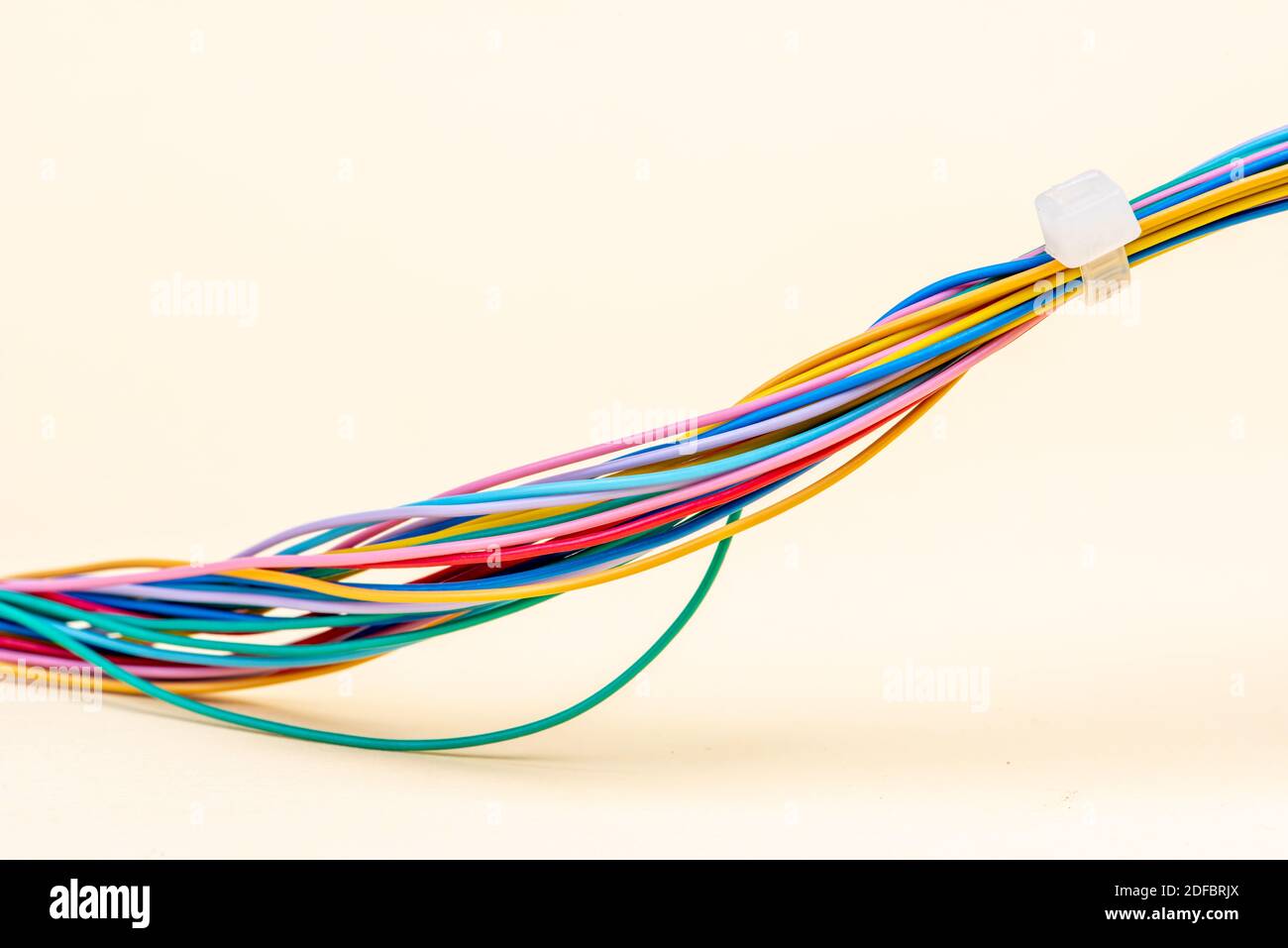 Buntes elektrisches Kabel mit Reißverschluss Stockfoto