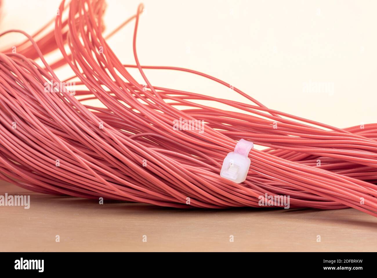 Elektrokabel mit Kabelbindern in Nahaufnahme Stockfoto