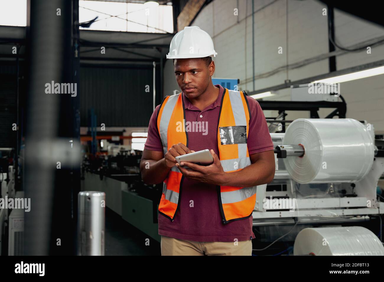 Experte männliche Arbeiter in Uniform arbeiten in einer modernen Fabrik Mit digitalen Tablet auf Maschinen zu überprüfen - neueste Technologie Im Werk Stockfoto