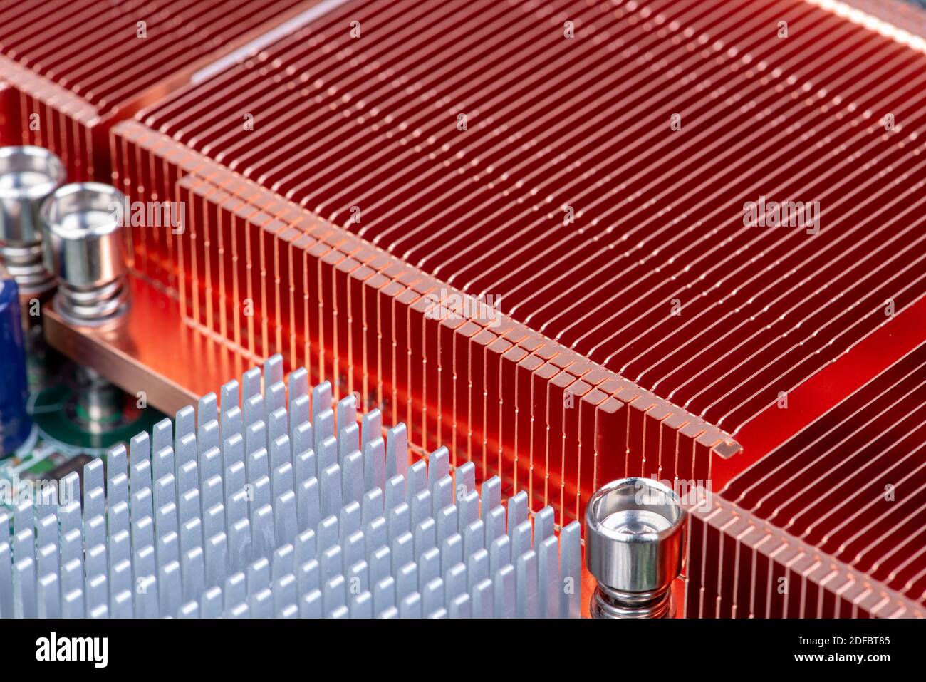 Passive Kühlkörper aus Kupfer und Aluminium zur Kühlung von Elektronik Komponenten Stockfoto