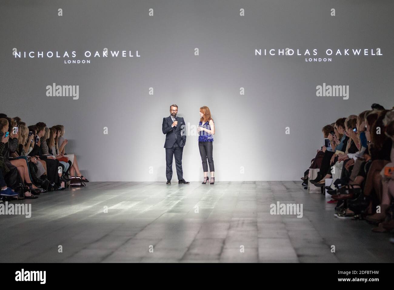 Nicholas Oakwell (l), britischer Couture-Designer, mit Gastgeber, bei der London Fashion Weekend Show Stockfoto