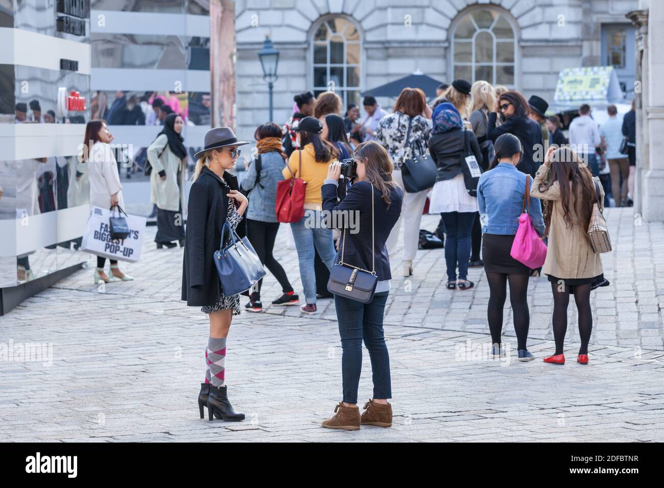 Fashionistas, Besucher und Modeliebhaber auf London Fashion Weekend 2014, London, UK Stockfoto